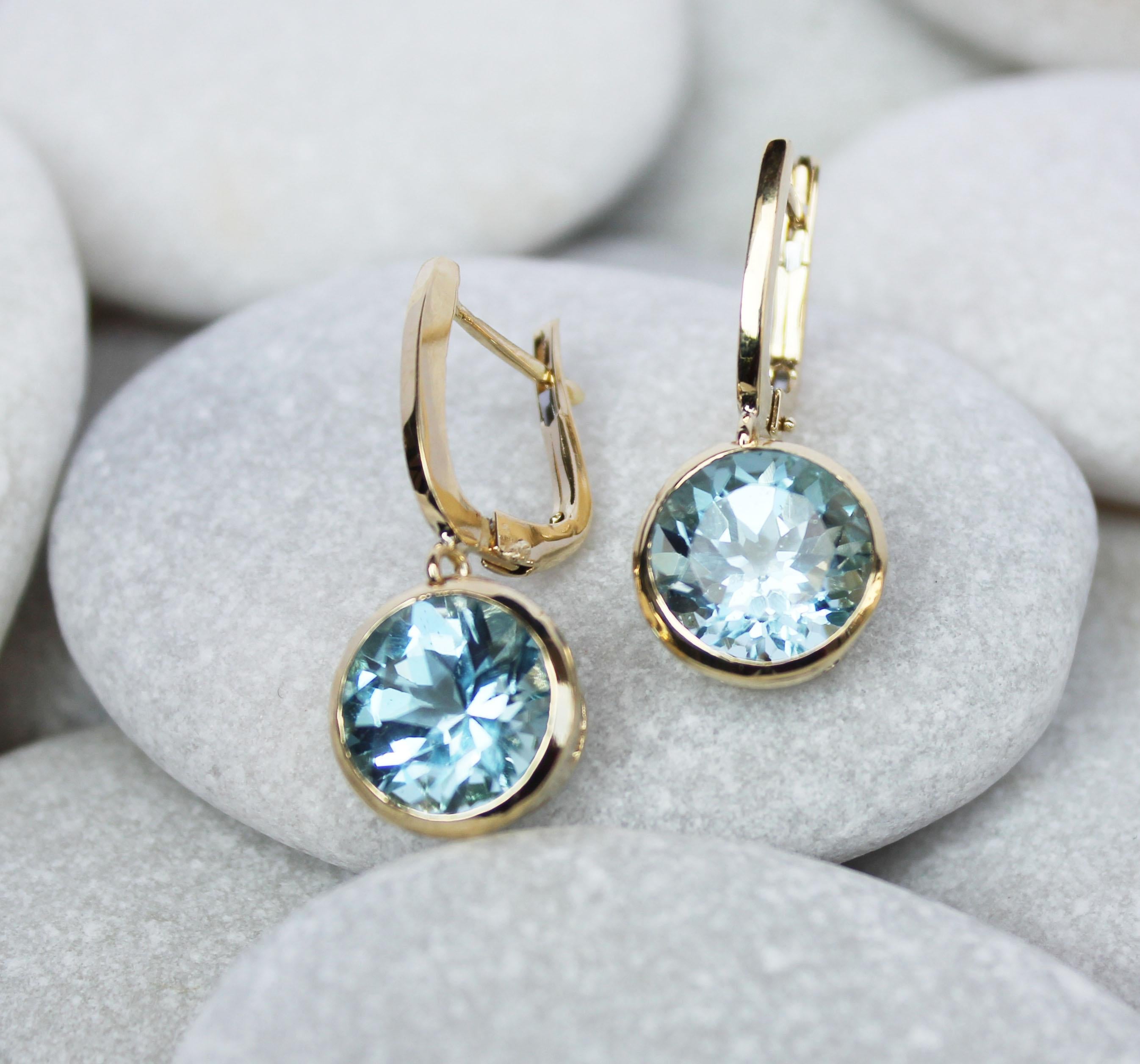 Women's or Men's 18 Kt Yellow Gold Light Blue Topaz Modern Made in Italy Fashion Earrings For Sale