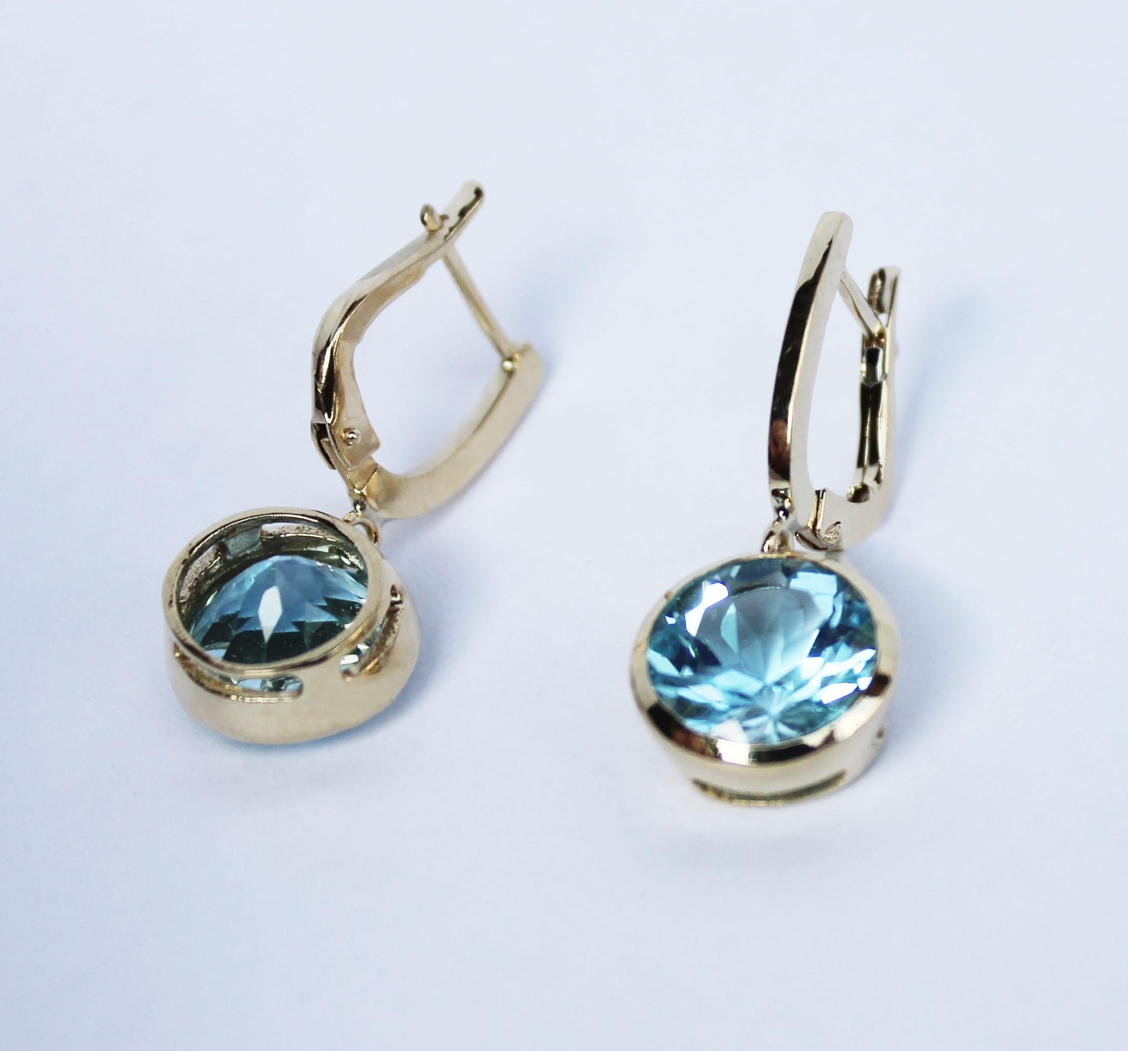 18 Kt Yellow Gold Light Blue Topaz Modern Made in Italy Fashion Earrings For Sale 2