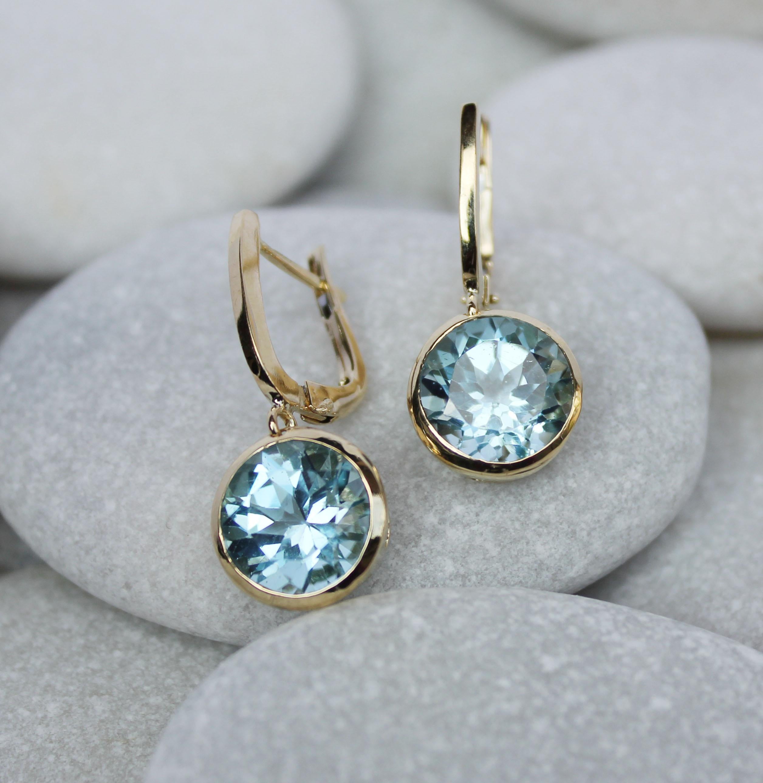 18 Kt Yellow Gold Light Blue Topaz Modern Made in Italy Fashion Earrings For Sale 3