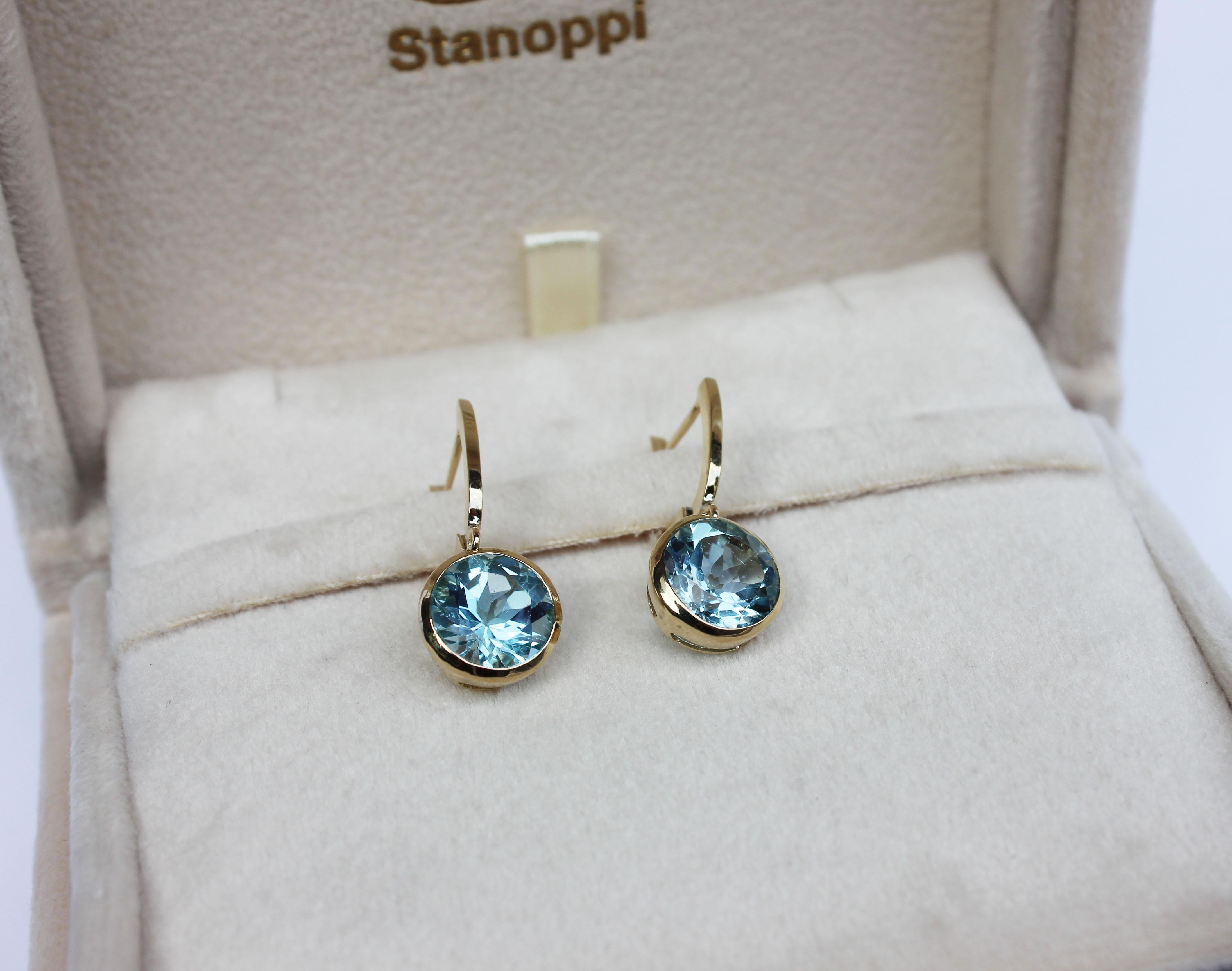 18 Kt Yellow Gold Light Blue Topaz Modern Made in Italy Fashion Earrings For Sale 4