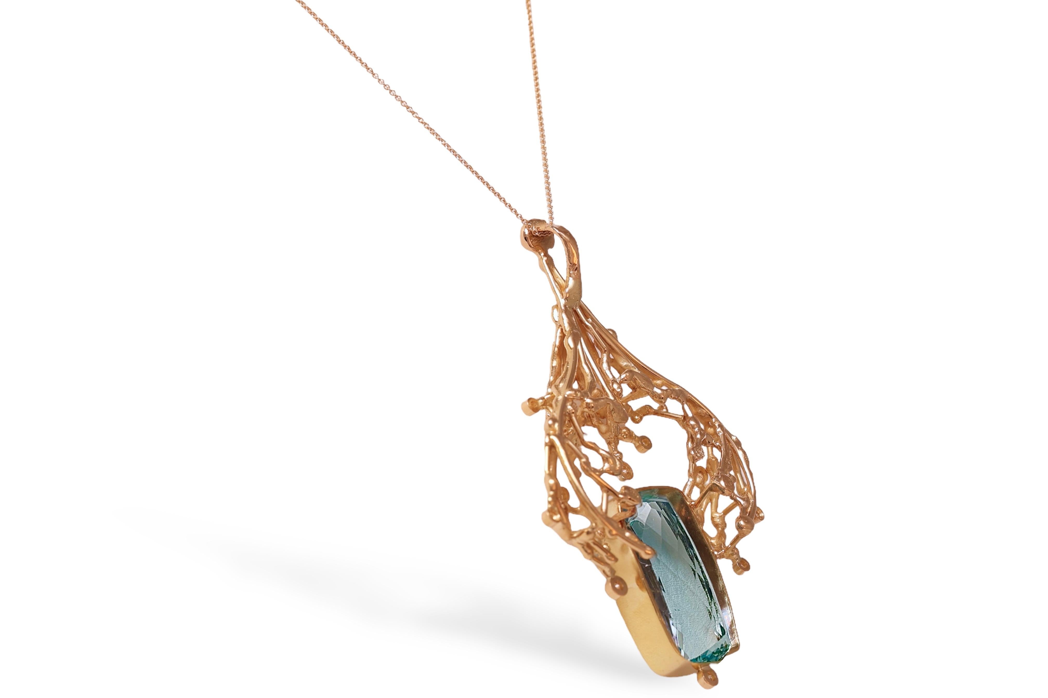18 kt. Yellow Gold Matching Necklace and Ring With Huge Aquamarine & Diamonds In Excellent Condition For Sale In Antwerp, BE