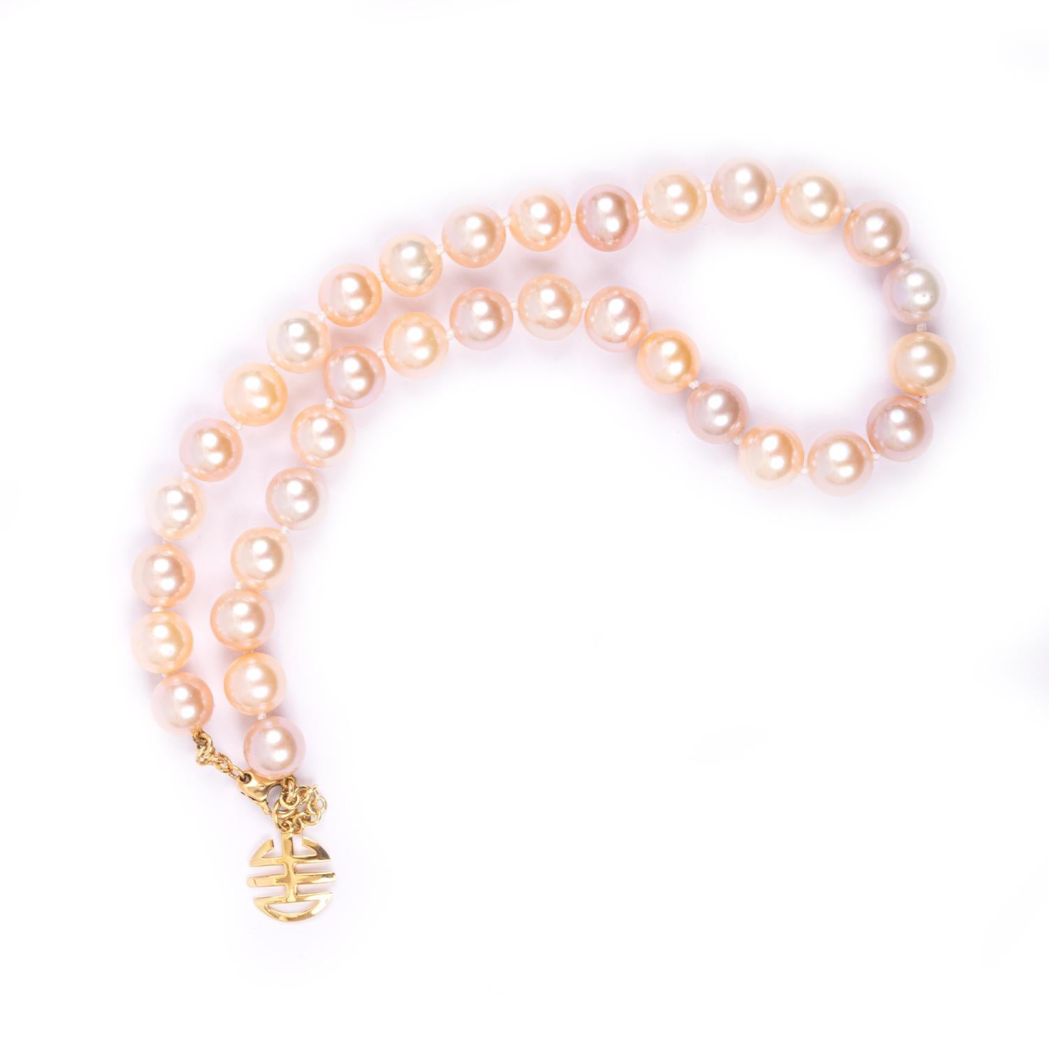 A very elegant yellow gold MIMI Chinese Rose Pearl Necklace, white pearls diameter 9/9,5 and Chinese symbol in yellow gold.
Authentic, spontaneous, witty. Mimì Milano jewels abandon themselves to the sinuosity of the skin with naturalness and reveal