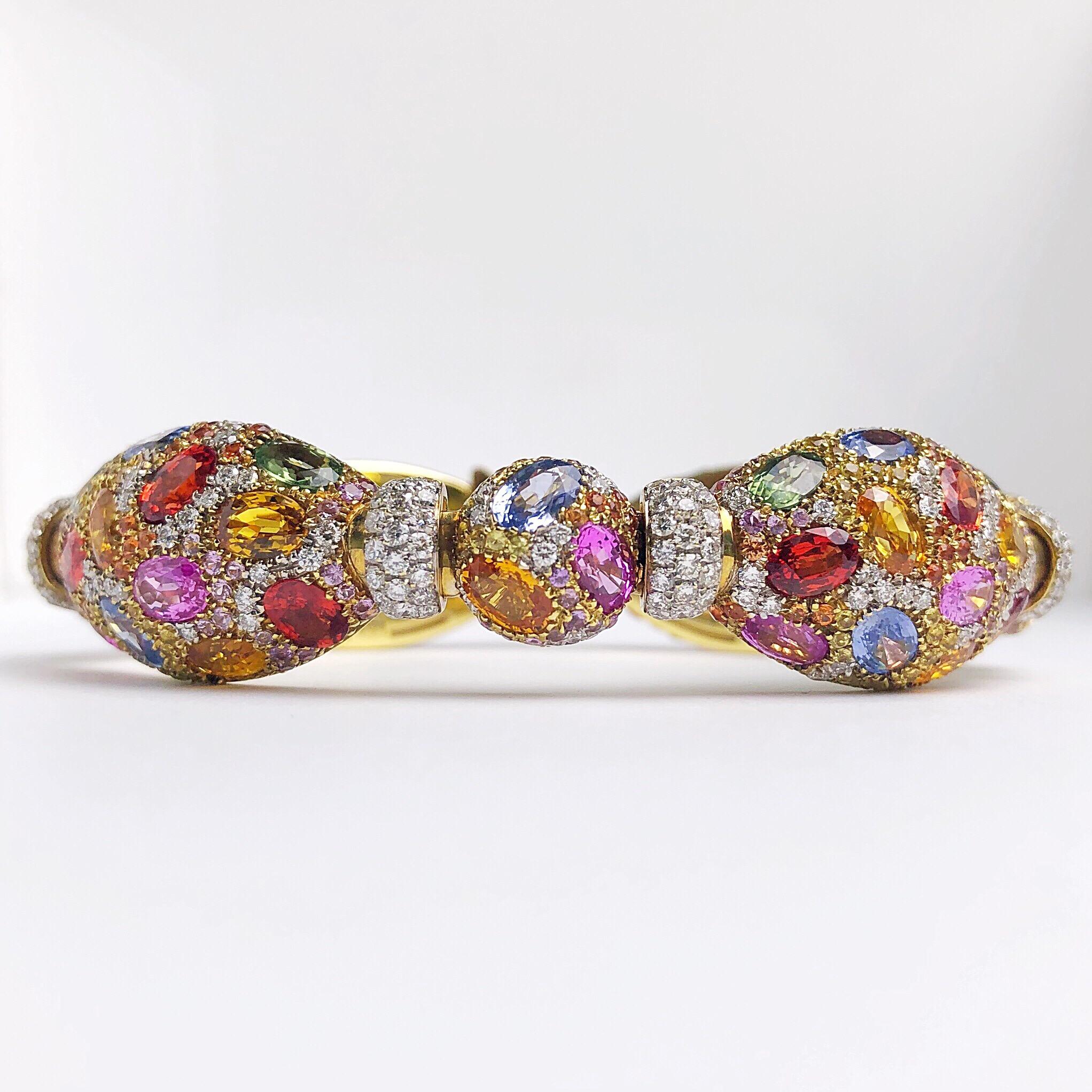 Ce bracelet en saphir naturel multicolore de très belle facture est composé de 38,51 carats de saphirs et de 3,51 carats de diamants. Fabriqué en Italie par le célèbre designer Valente.
Les saphirs sont tous taillés de manière experte dans une forme