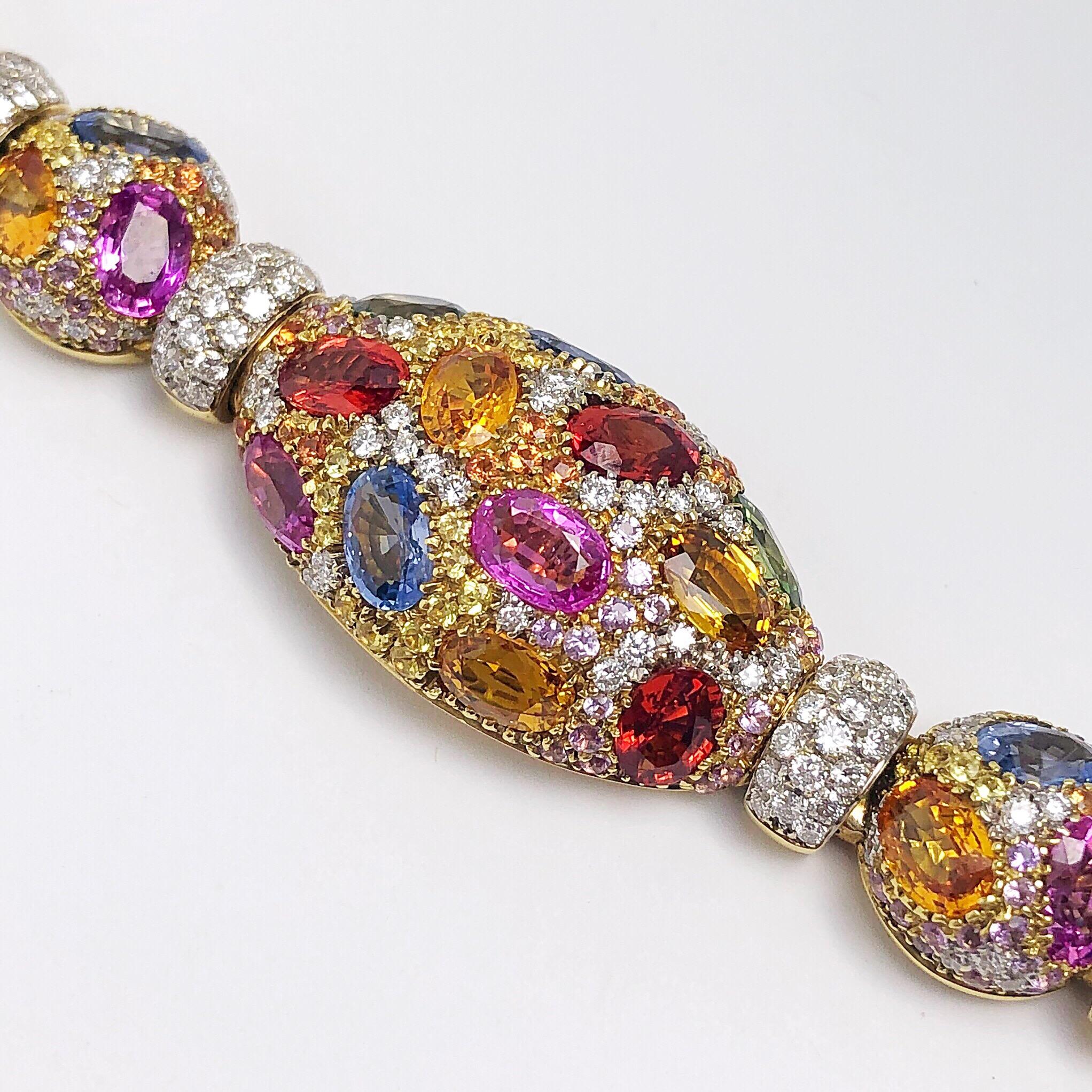 Mehrfarbiges Saphir- und Diamantarmband aus 18 Karat Gelbgold (Moderne) im Angebot