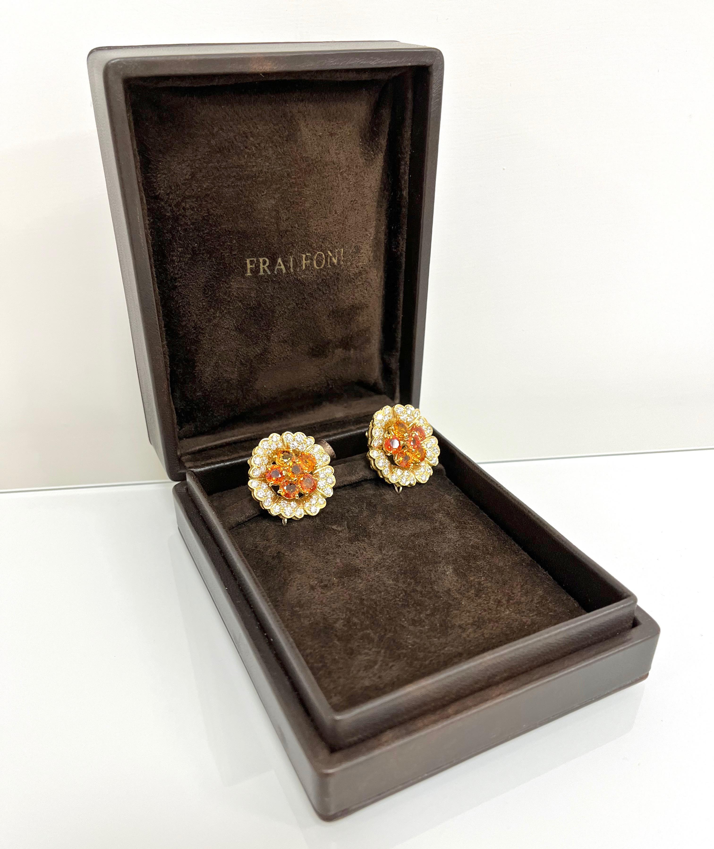 18 Karat Gelbgold Blumenohrringe mit mehrfarbigen Saphiren und Diamanten (Rundschliff) im Angebot