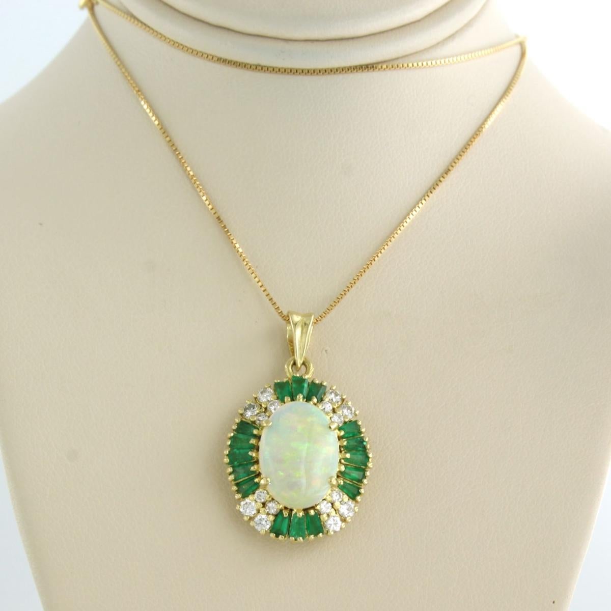18 kt yellow gold necklace with pendant set with opal, emerald and brilliant cut diamond to. 0.50ct F/G - VS/SI - 45 cm long

detailed description:

the size of the pendant is 3.0 cm long by 1.9 cm wide.

length of the necklace is 45 cm long and 0.7