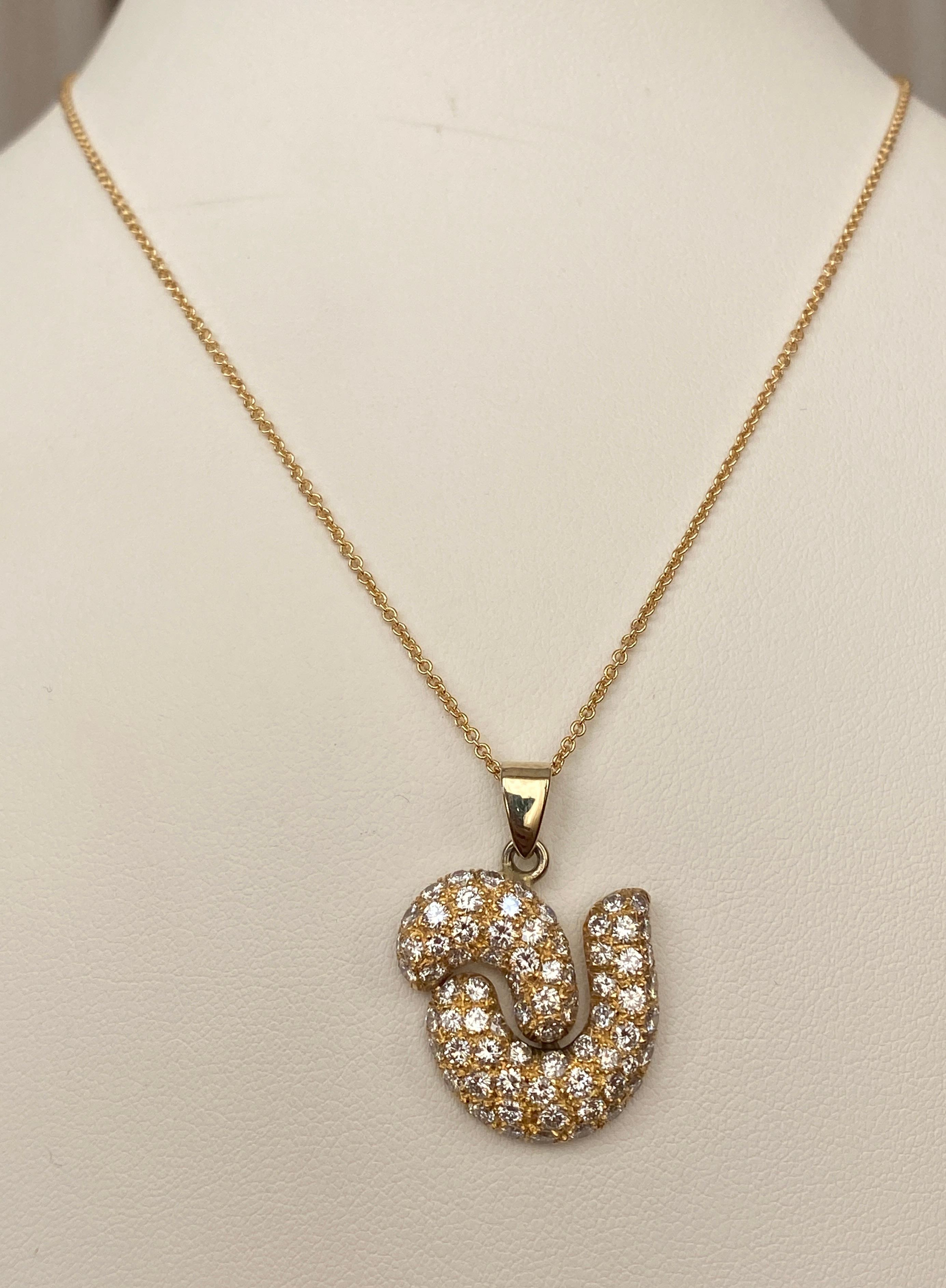 Offert en bon état, collier avec pendentif en or jaune 18 KT, serti de 70 pièces de diamants taille brillant approx. 2,20 qualité G/VVS
Contenu : 18 KT (approuvé)
Diamants naturels - environ 2,20 crt G/VVS
Poids : 6,8  grammes
Dimensions du
