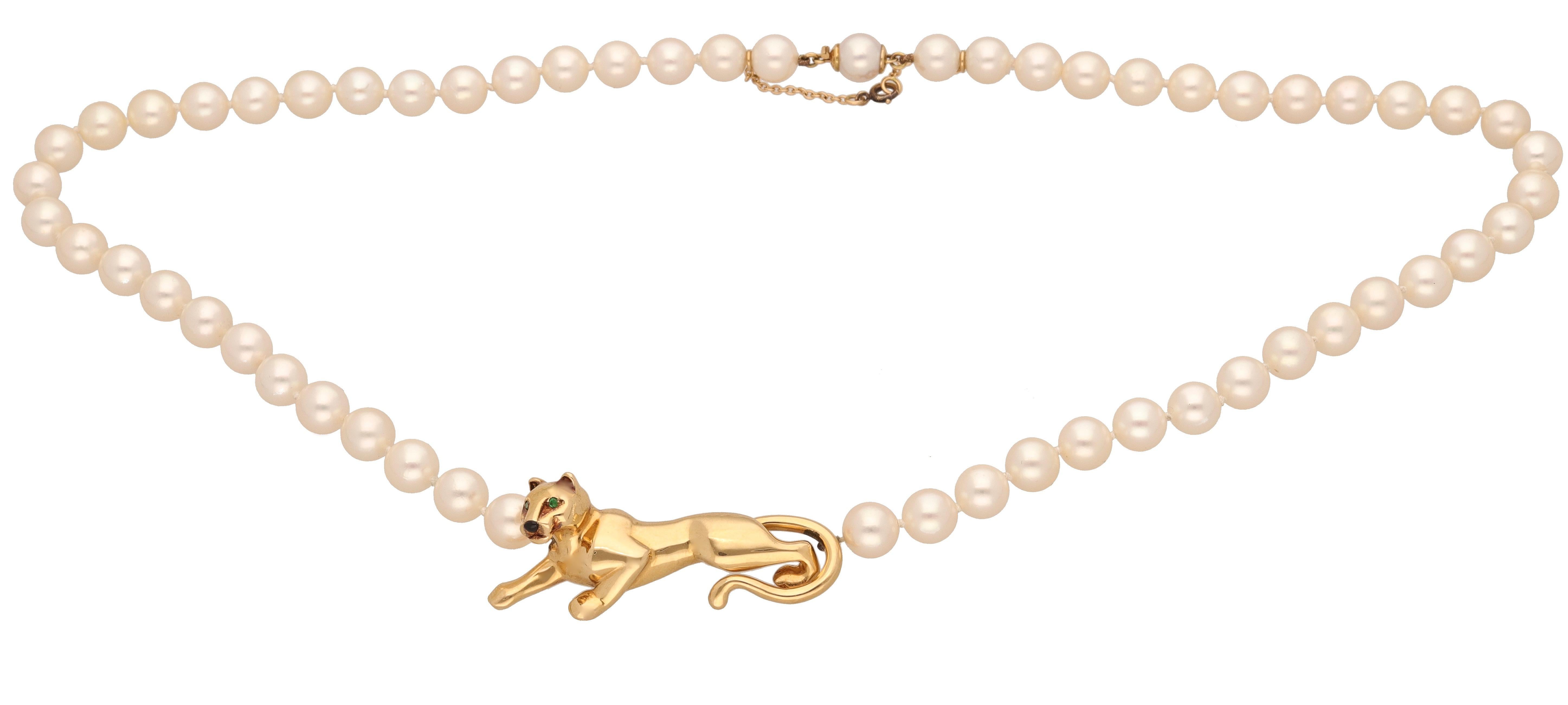 18 kt yellow gold Panther pearls necklace by Cartier.
This iconic necklace is realized in yellow gold and with white pearls ( diameter 7 mm.)  
In the central part of the necklace you can see the iconic symbol of the maison, the Panther.
Is made in
