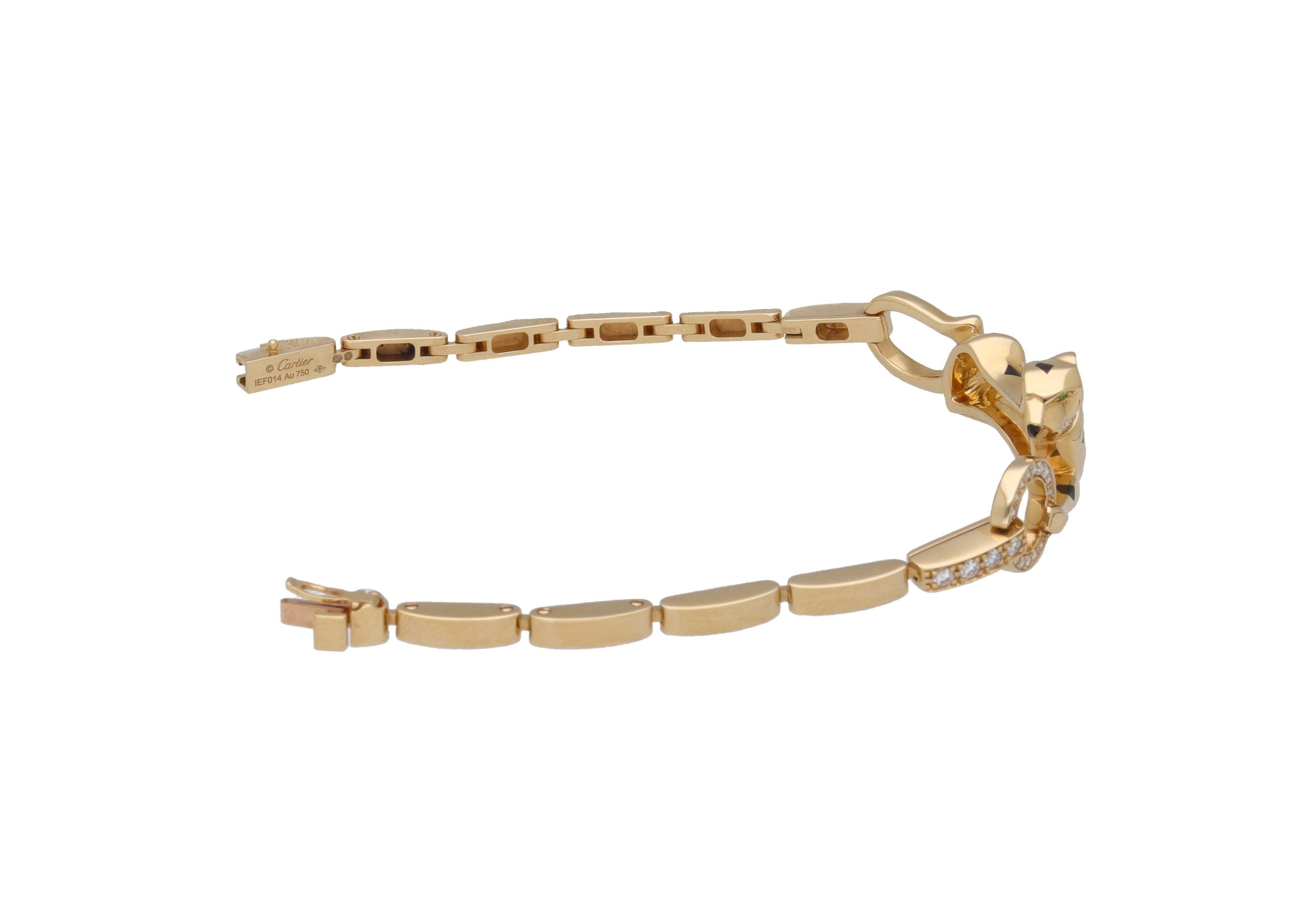 Bracciale realizzato in oro 18 kt. giallo con diamanti, tsavorite e onice firmato CARTIER.
Questo bracciale appartiene all'iconica Collezione Panthere de Cartier.
Nella parte centrale viene raffigurata una pantera, simbolo di questa collezione.
La