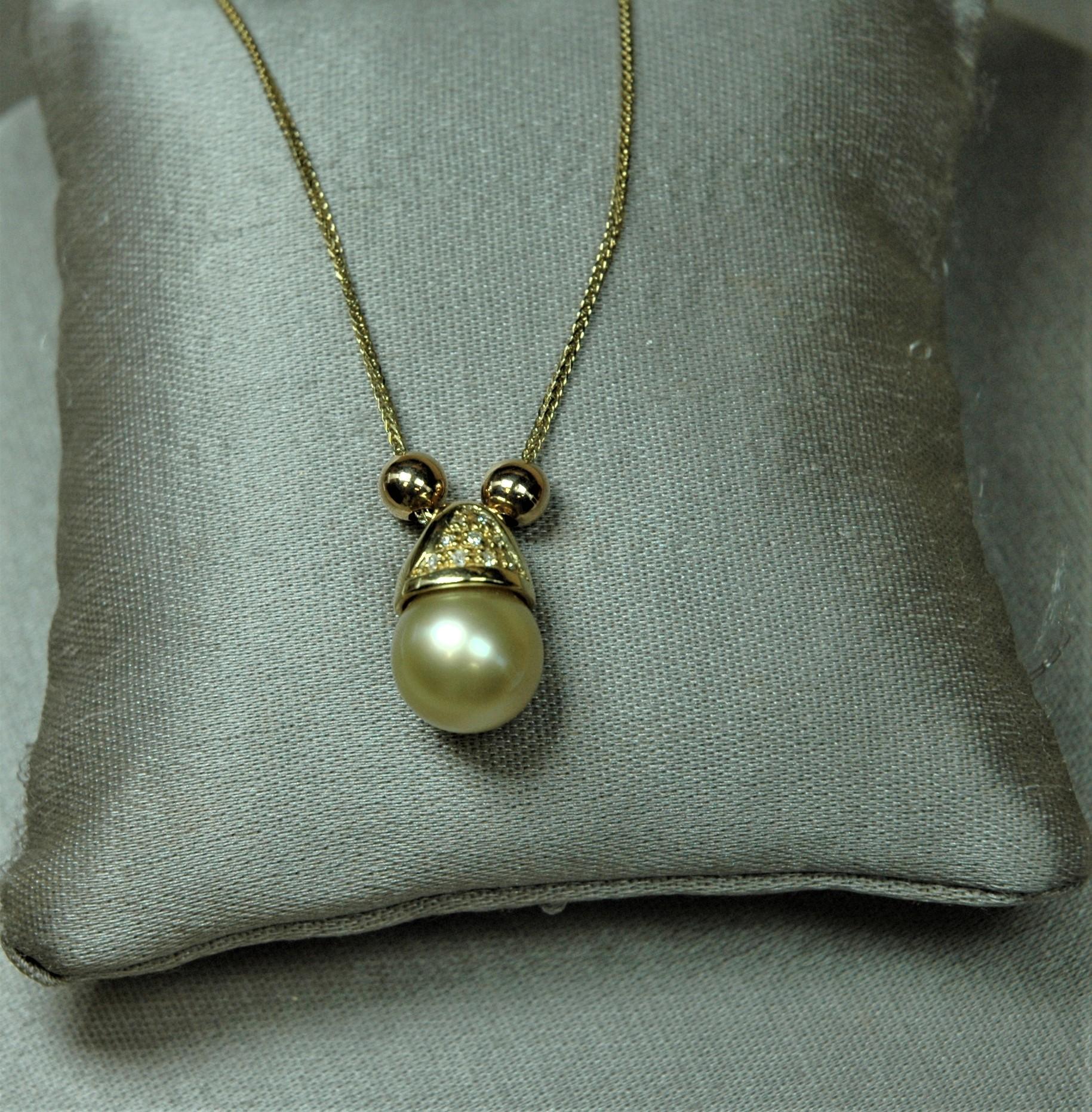 Brilliant Cut 18 Kt Yellow Gold Pendant Necklace with Diamonds and a Gold Pearl For Sale