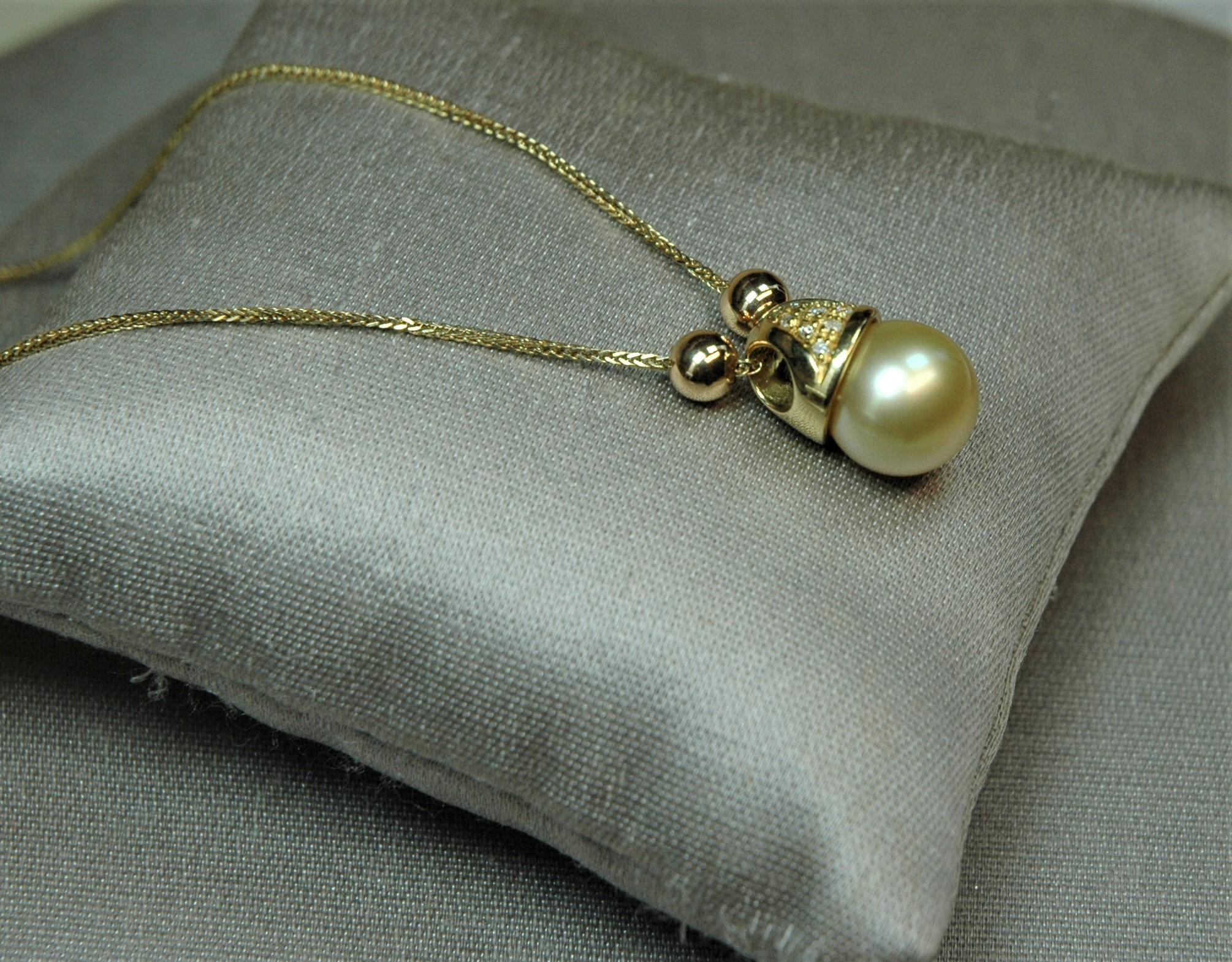18 Kt Yellow Gold Pendant Necklace with Diamonds and a Gold Pearl In New Condition For Sale In BARI, IT