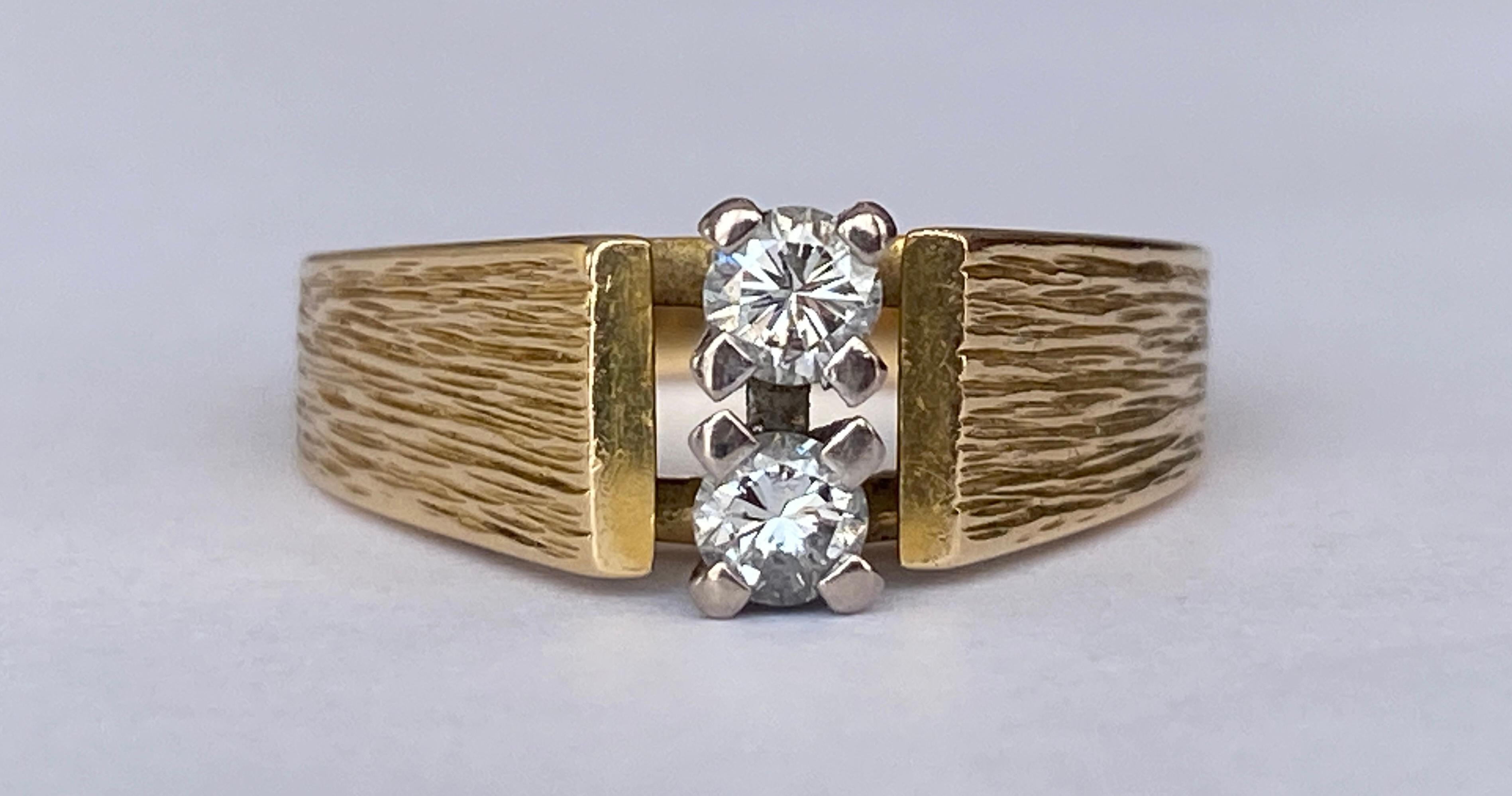 Offered in good condition, 18 karat yellow gold design ring with two brilliant-cut diamonds, approx. 0.22 ct, of quality H/VS/SI
Natural diamond –0.22 ct H/VS/SI ( 0,11 *2)
Quality: 750 (approved)
Weight: 5.8 grams
Ring size:16.25 mm
