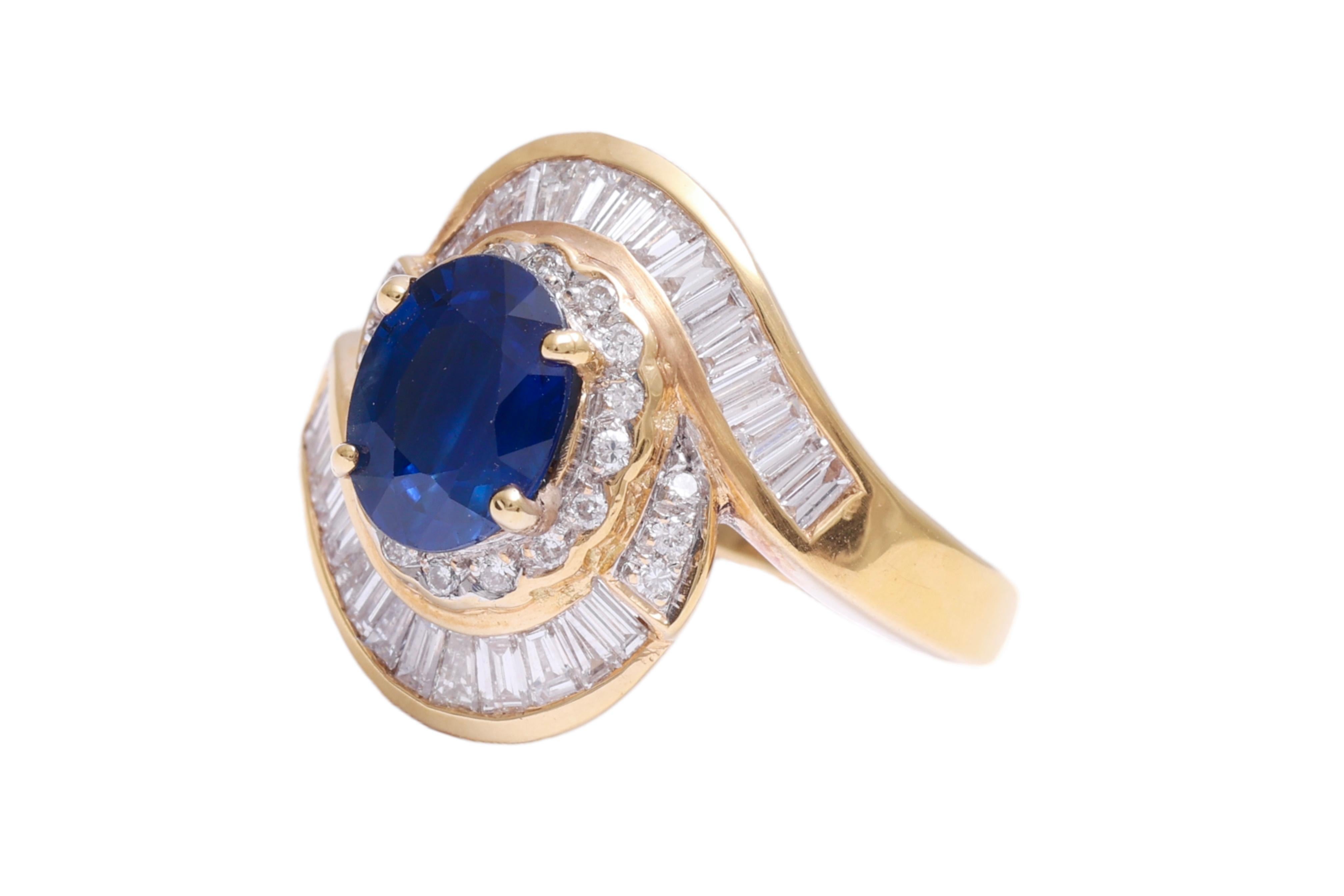 Modern 18 kt Yellow Gold Ring with 1.47 ct. Sapphire 1 ct. Brilliant & Baguette Diamond For Sale