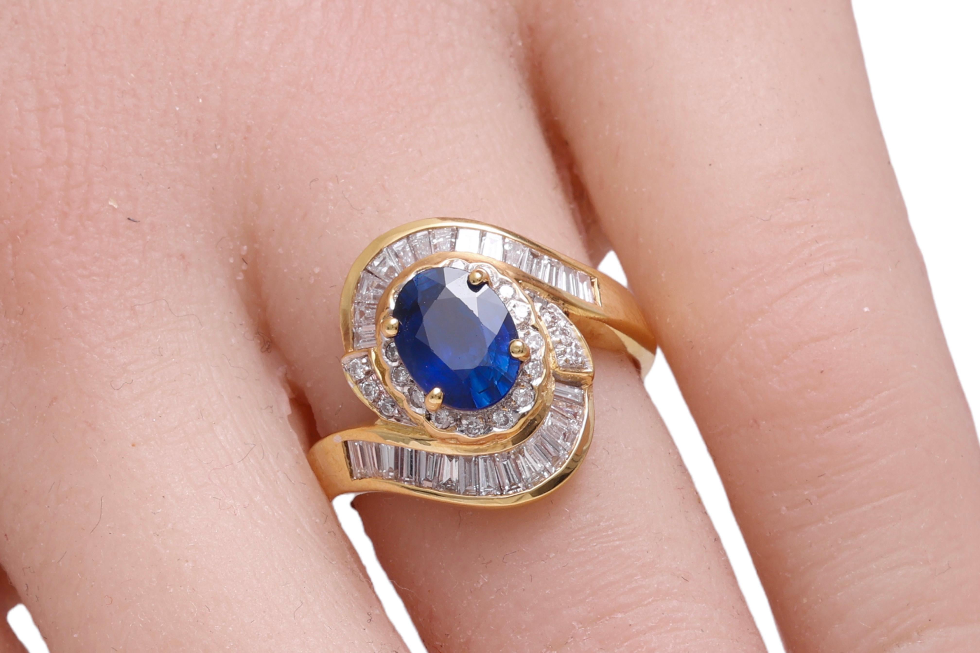 18 kt Yellow Gold Ring with 1.47 ct. Sapphire 1 ct. Brilliant & Baguette Diamond For Sale 1