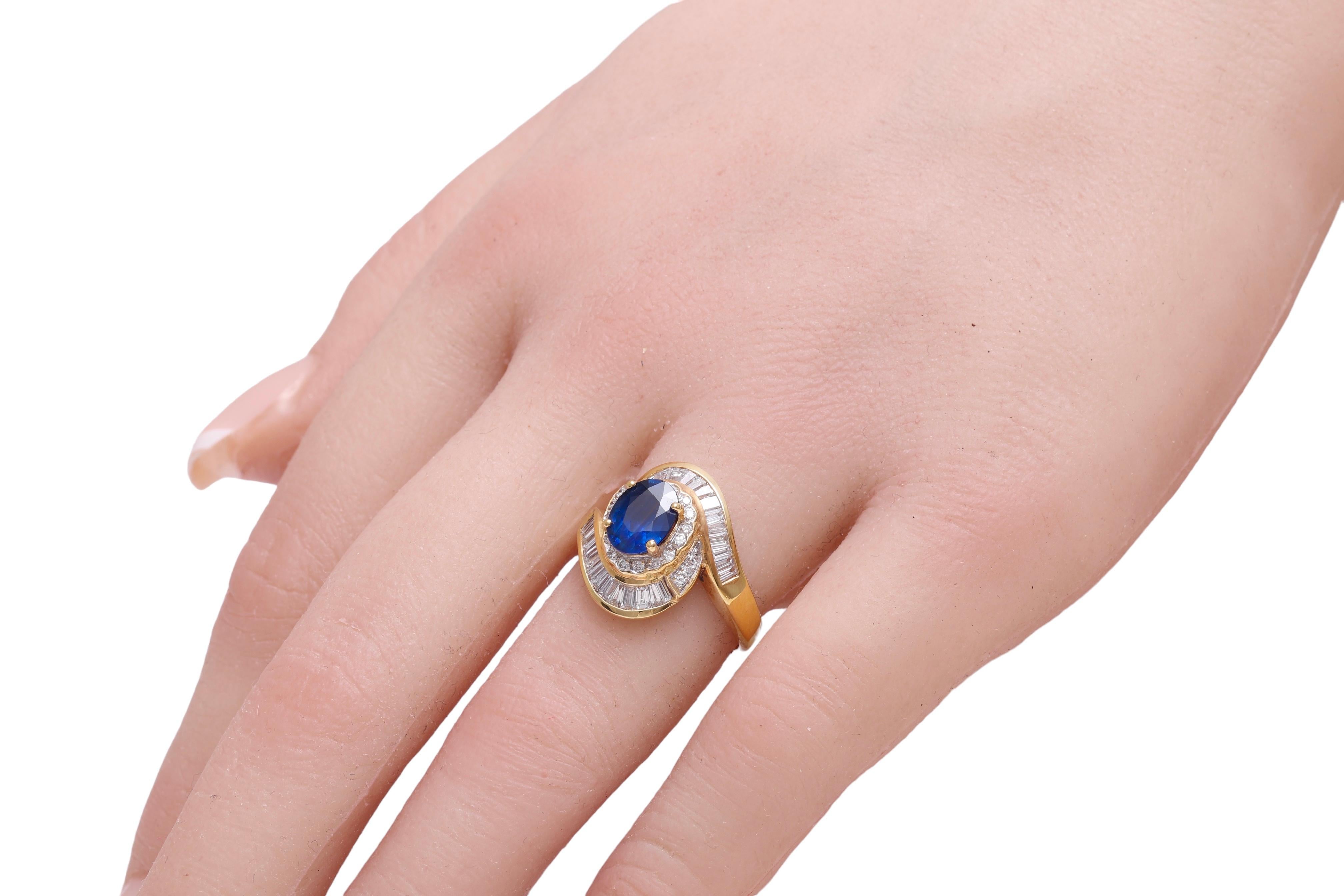 18 kt Yellow Gold Ring with 1.47 ct. Sapphire 1 ct. Brilliant & Baguette Diamond For Sale 2