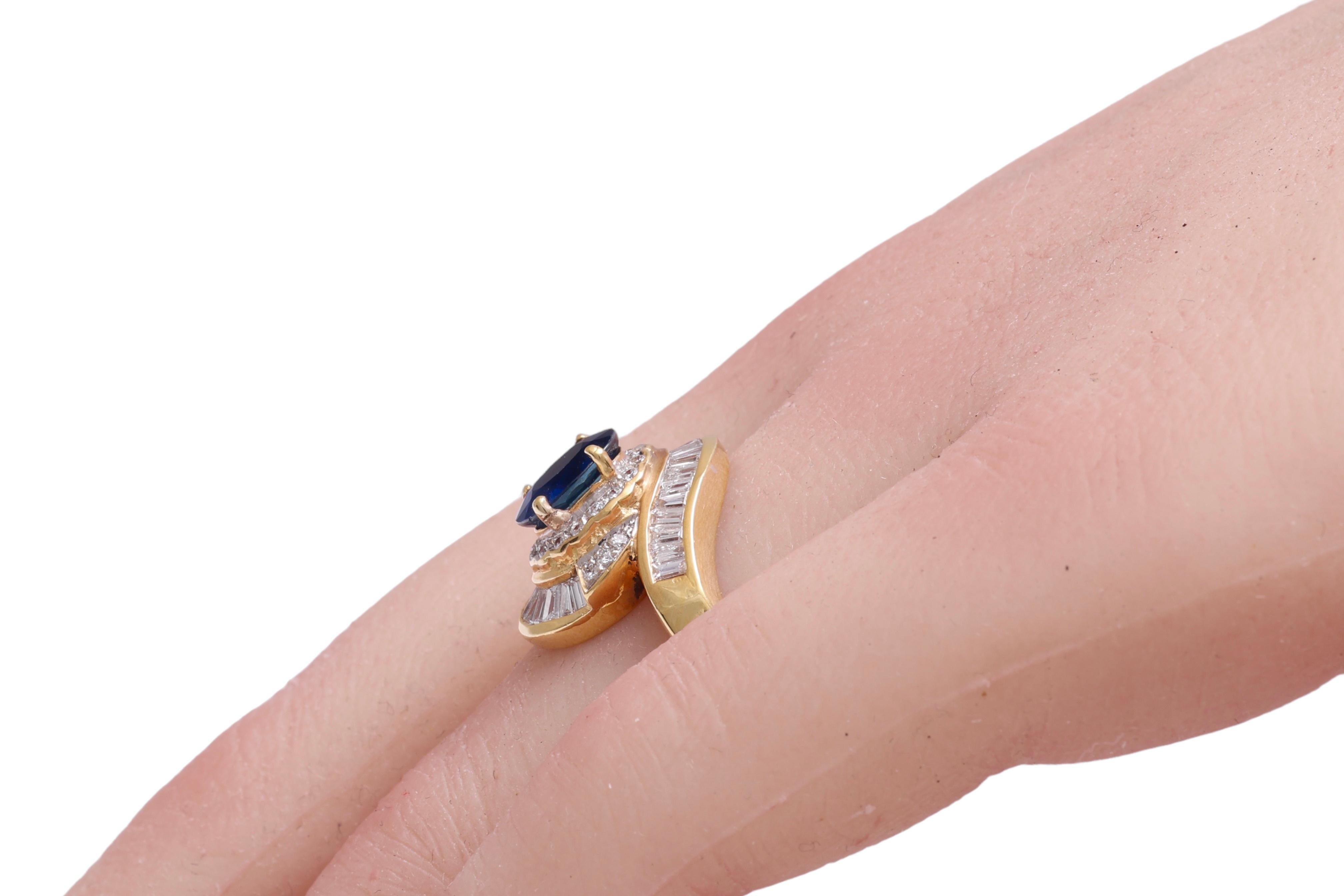18 kt Yellow Gold Ring with 1.47 ct. Sapphire 1 ct. Brilliant & Baguette Diamond For Sale 3