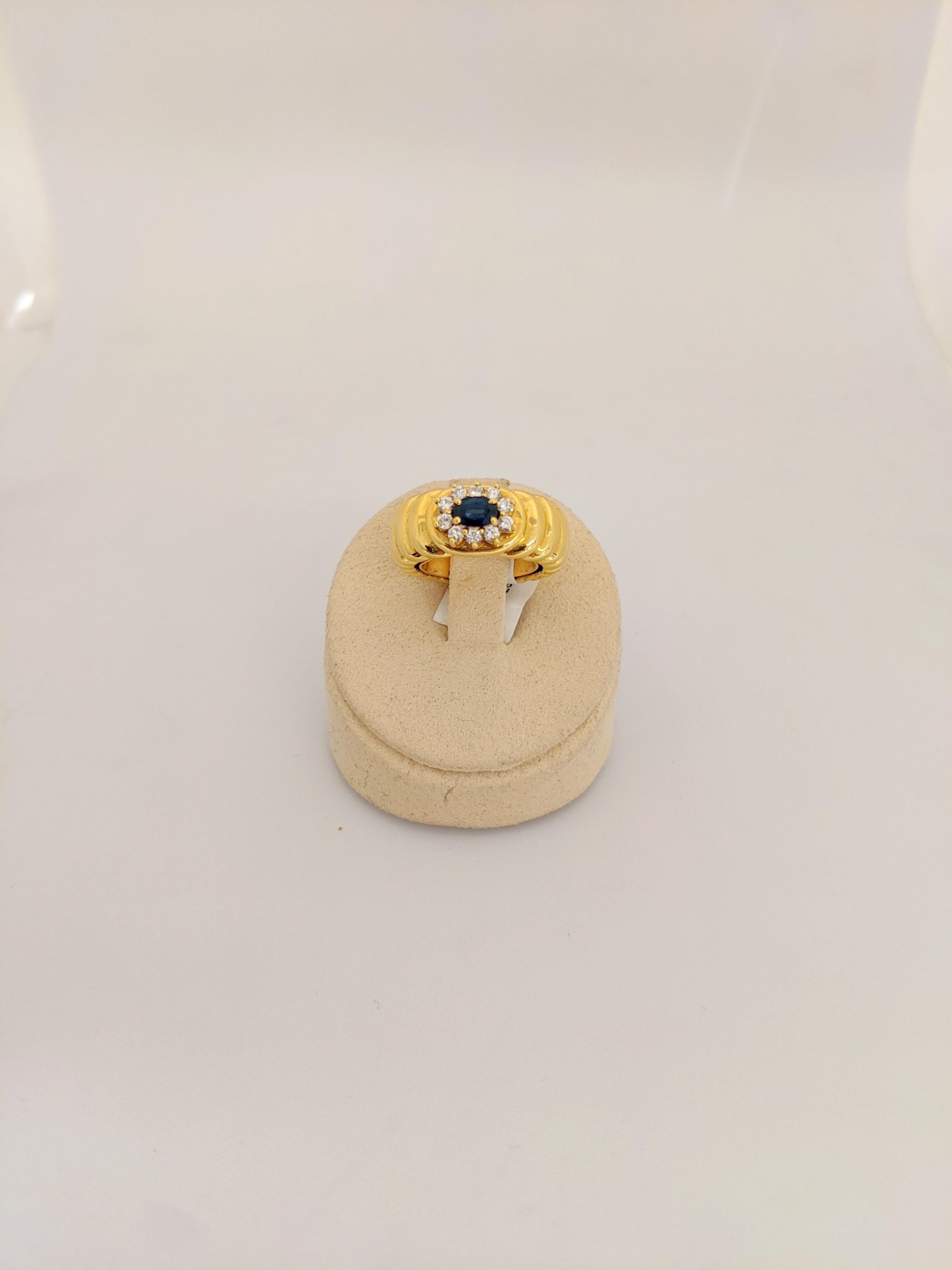 18 Karat Yellow Gold Ring with 2.27 Carat Oval Sapphire and Diamond Center In New Condition For Sale In New York, NY