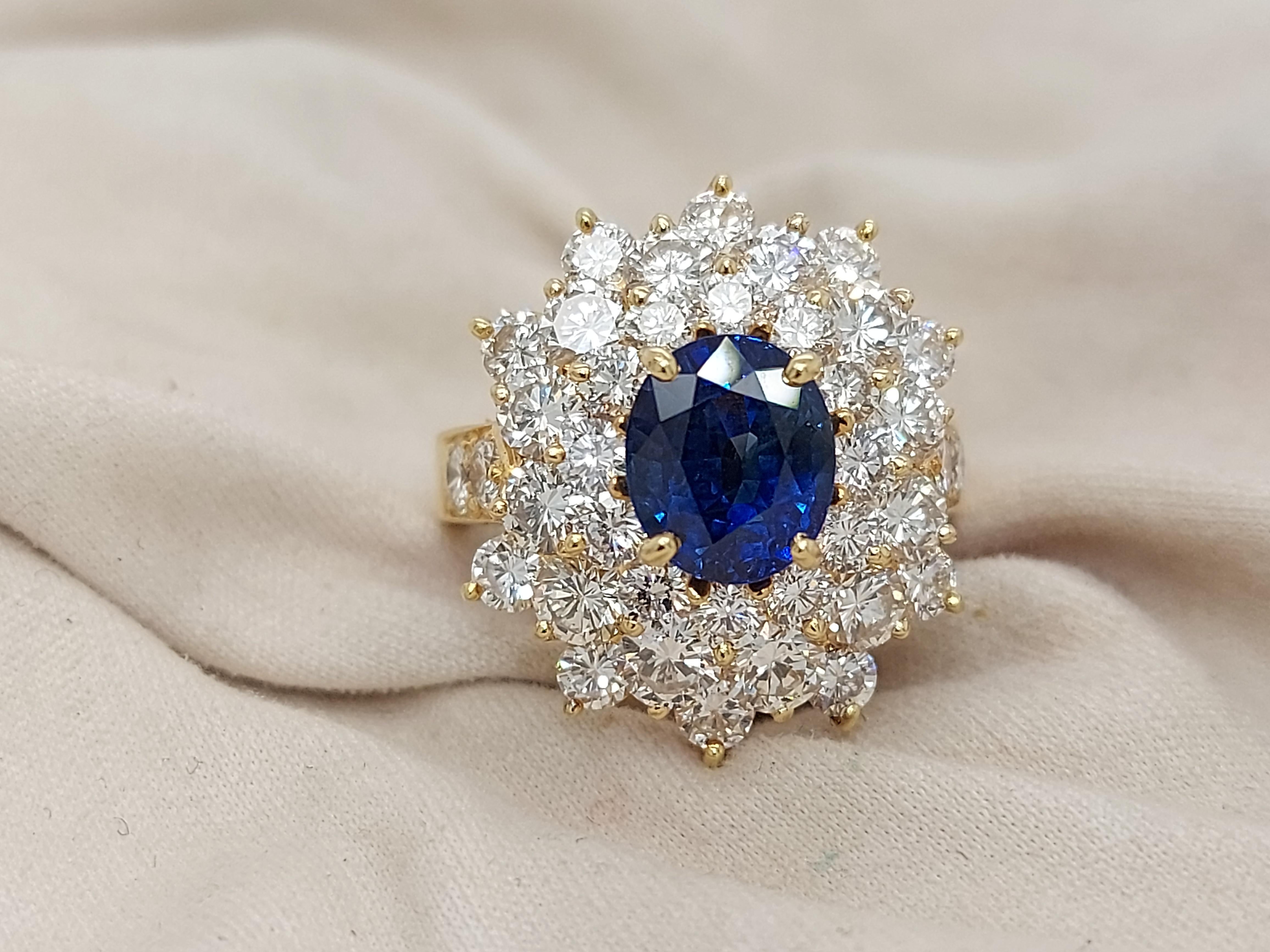 18 kt Yellow Gold Ring with 2ct Sapphire and 2.8ct Diamonds, Estate Sultan Oman For Sale 1