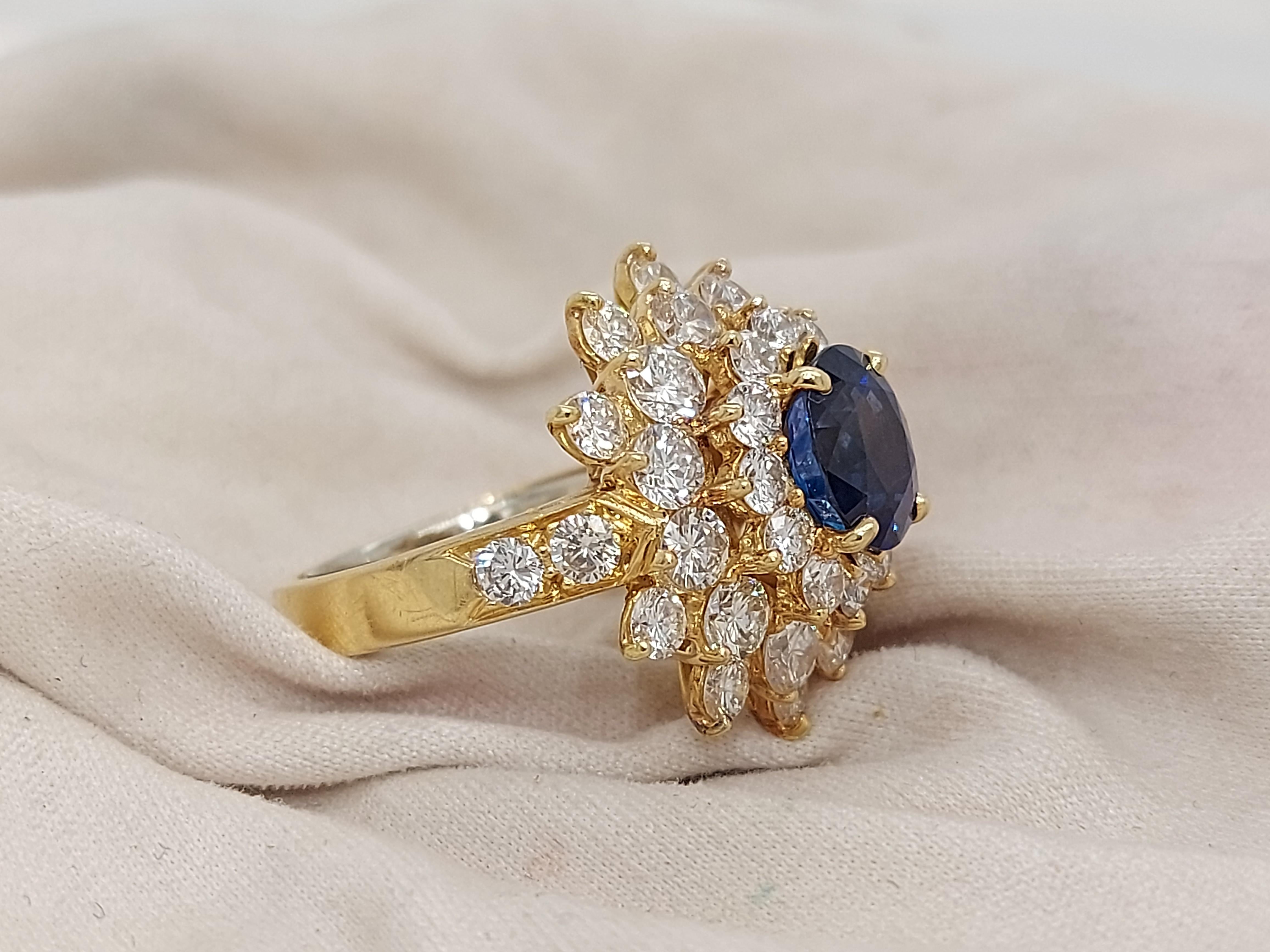 18 kt Yellow Gold Ring with 2ct Sapphire and 2.8ct Diamonds, Estate Sultan Oman For Sale 2