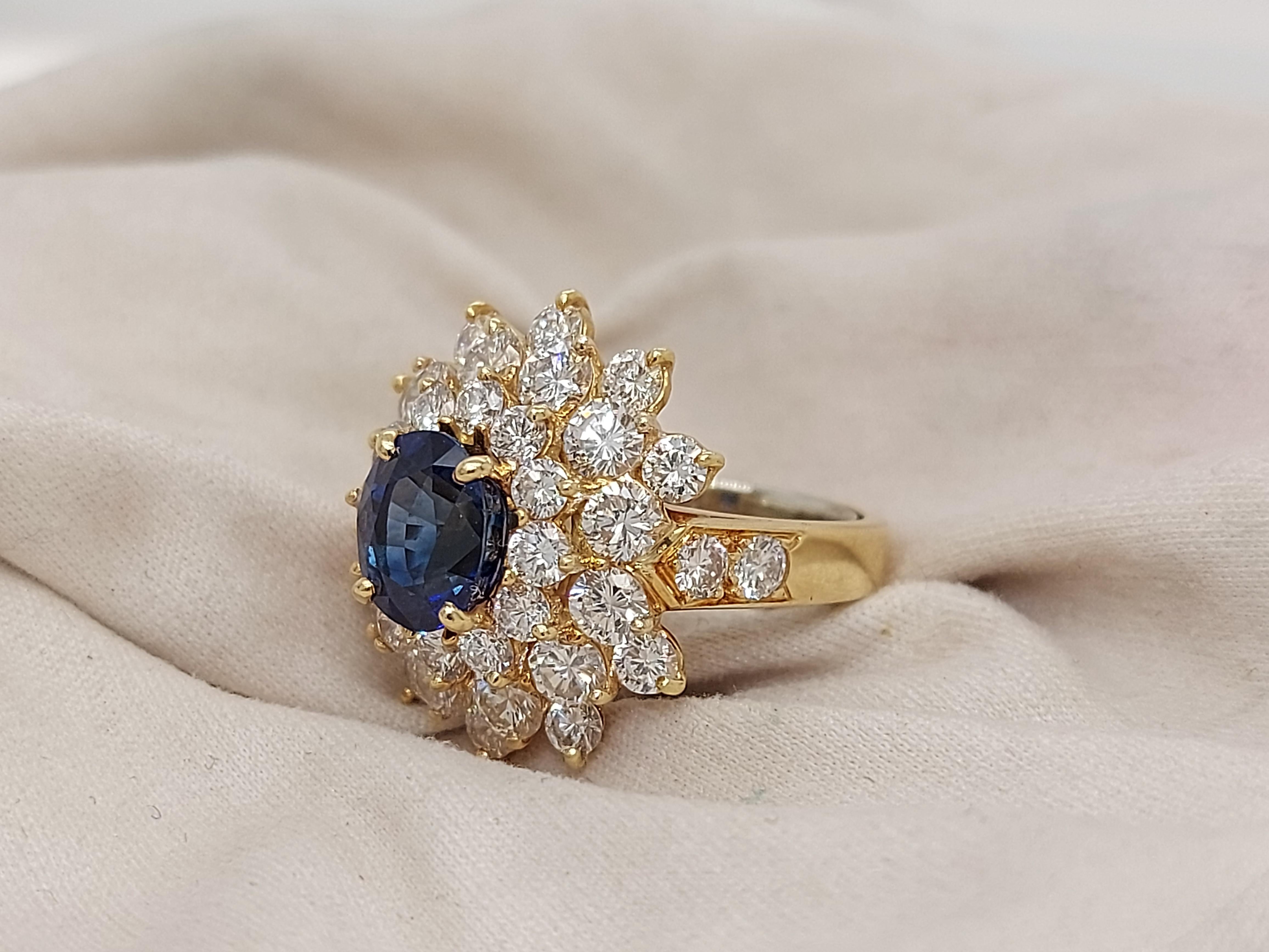 18 kt Yellow Gold Ring with 2ct Sapphire and 2.8ct Diamonds, Estate Sultan Oman For Sale 3