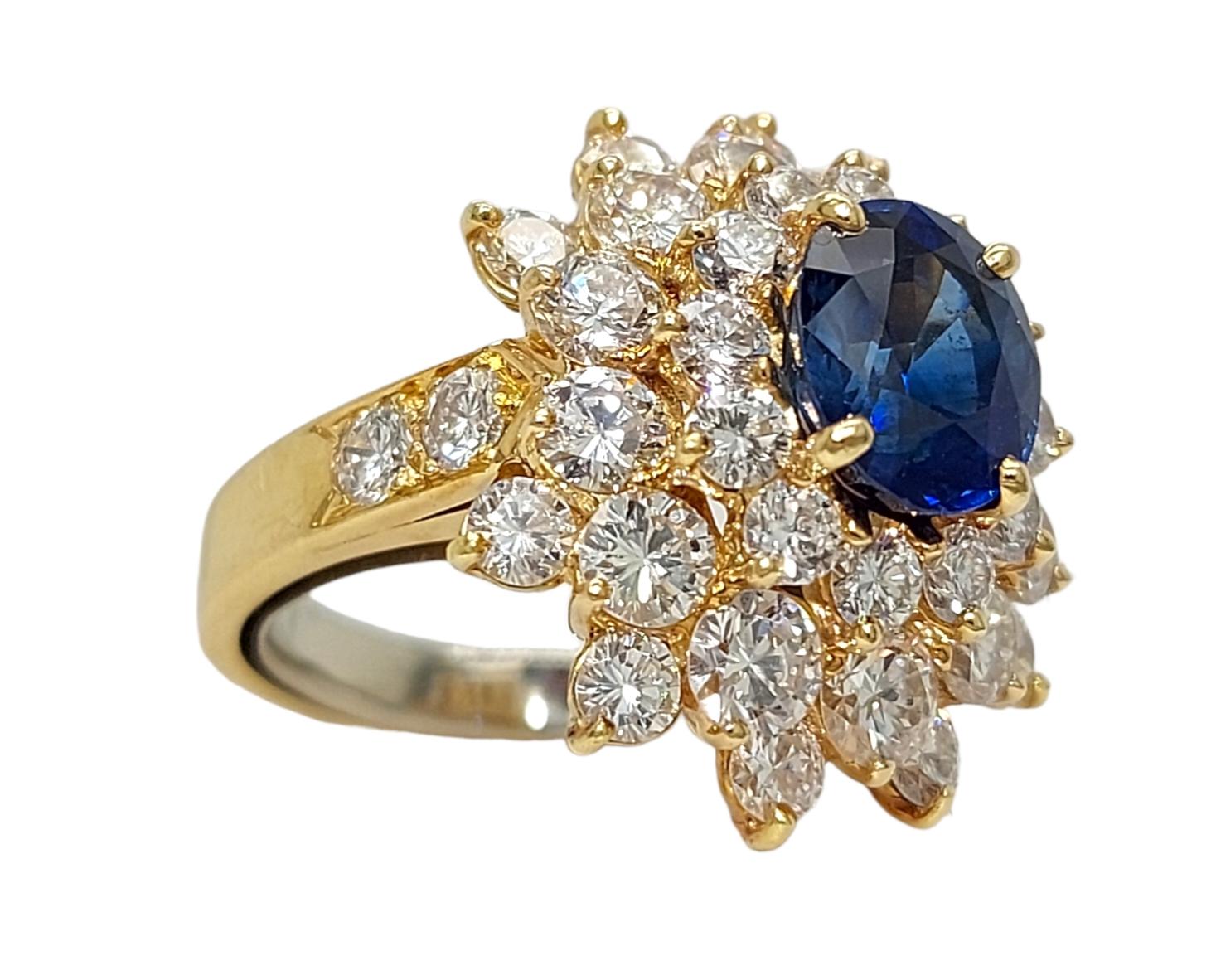 Artisan 18 kt Yellow Gold Ring with 2ct Sapphire and 2.8ct Diamonds, Estate Sultan Oman For Sale