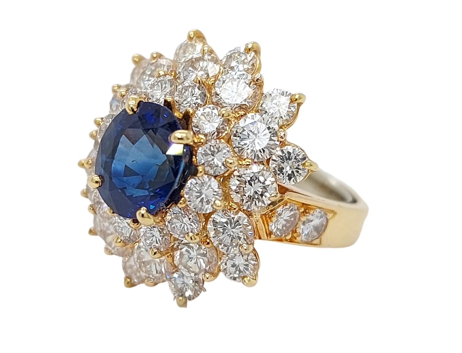 Oval Cut 18 kt Yellow Gold Ring with 2ct Sapphire and 2.8ct Diamonds, Estate Sultan Oman For Sale
