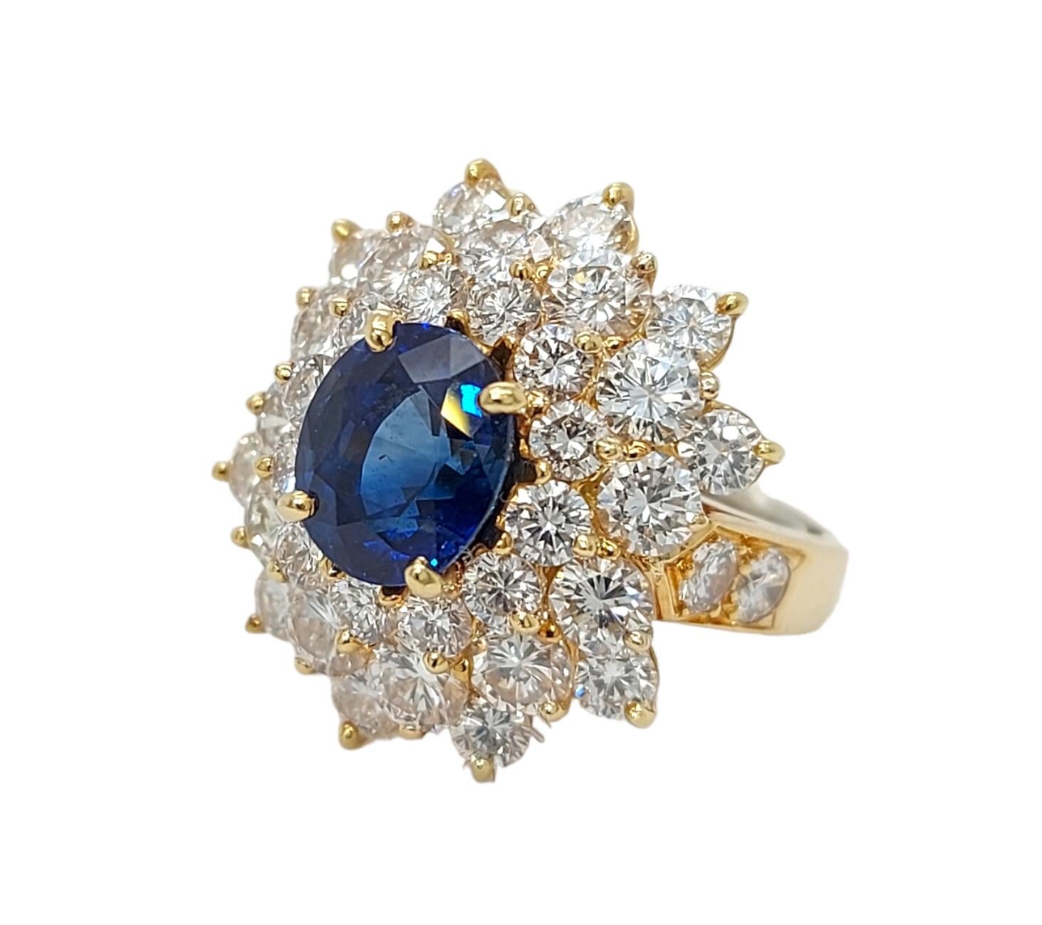18 kt Yellow Gold Ring with 2ct Sapphire and 2.8ct Diamonds, Estate Sultan Oman In Excellent Condition For Sale In Antwerp, BE