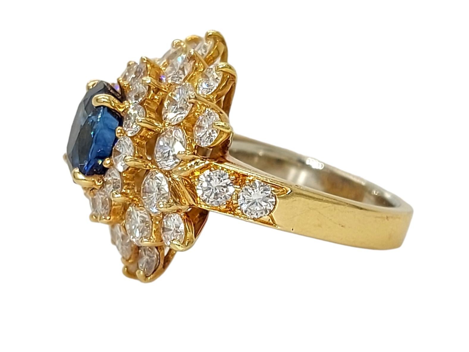 Women's or Men's 18 kt Yellow Gold Ring with 2ct Sapphire and 2.8ct Diamonds, Estate Sultan Oman For Sale