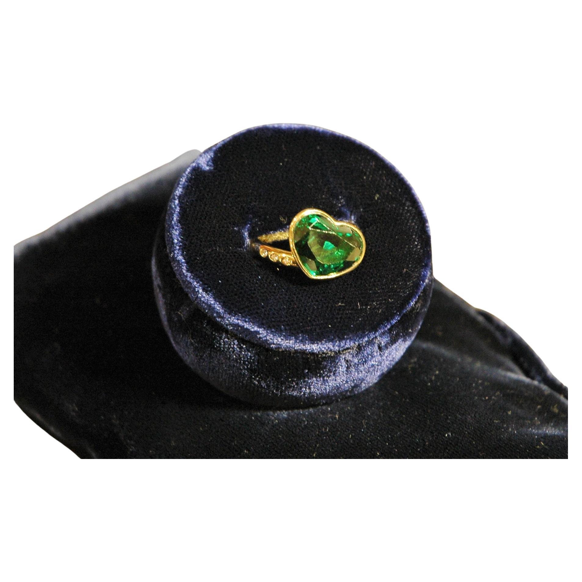 Brilliant Cut 18 Kt Yellow Gold Ring with Diamonds and a Green Tourmaline Heart For Sale