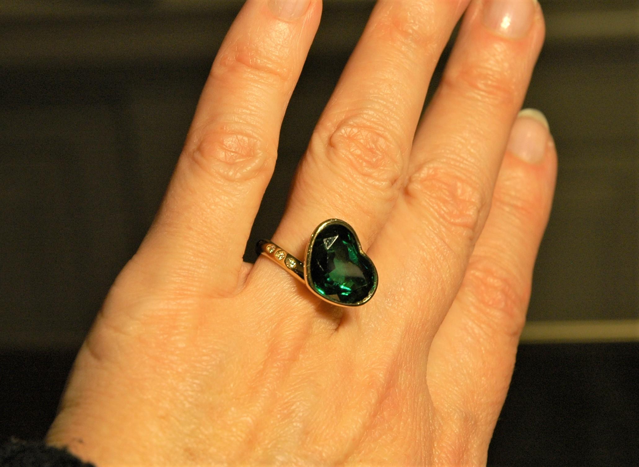 18 Kt Yellow Gold Ring with Diamonds and a Green Tourmaline Heart For Sale 1