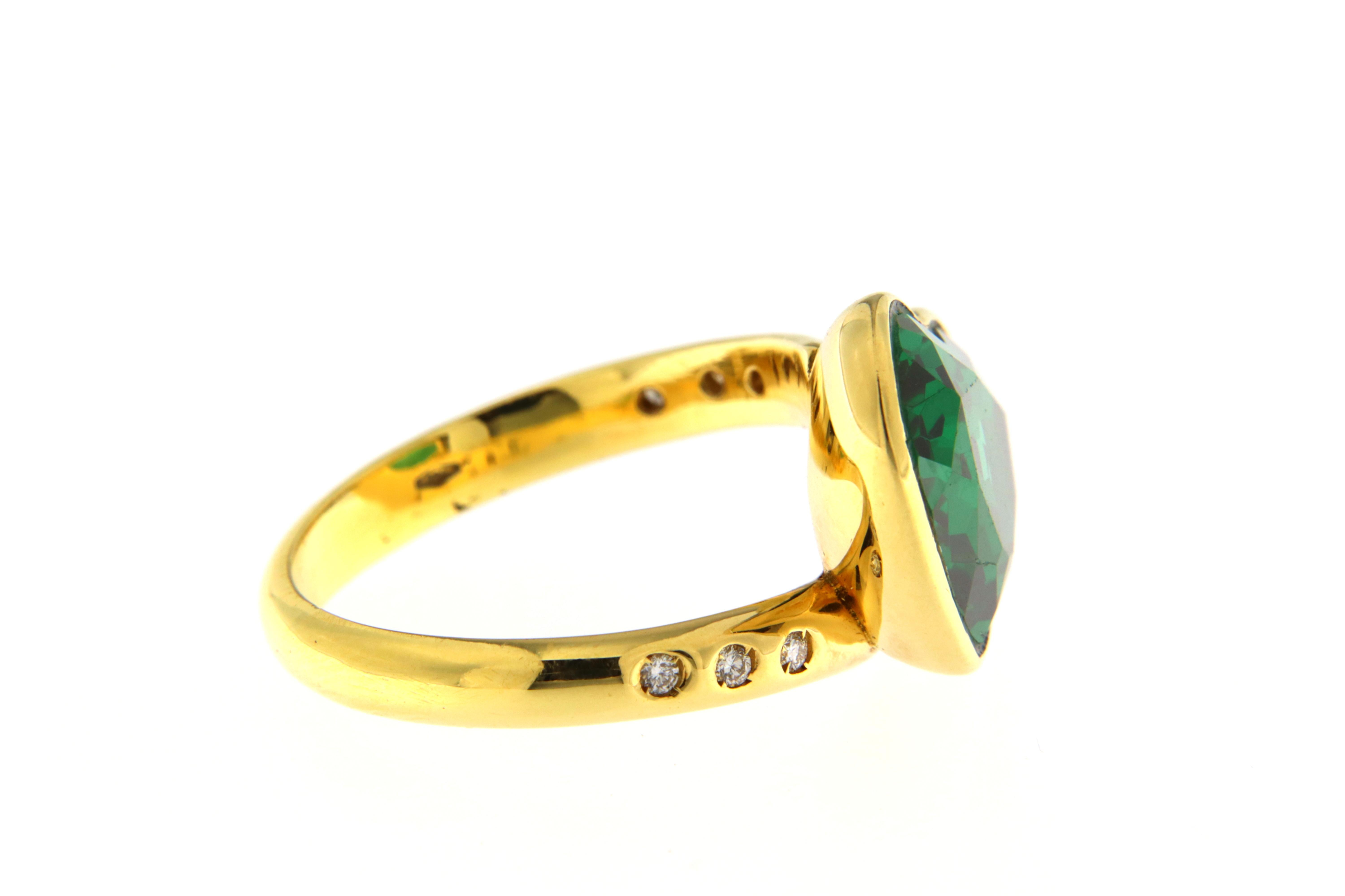 18 Kt Yellow Gold Ring with Diamonds and a Green Tourmaline Heart For Sale 2
