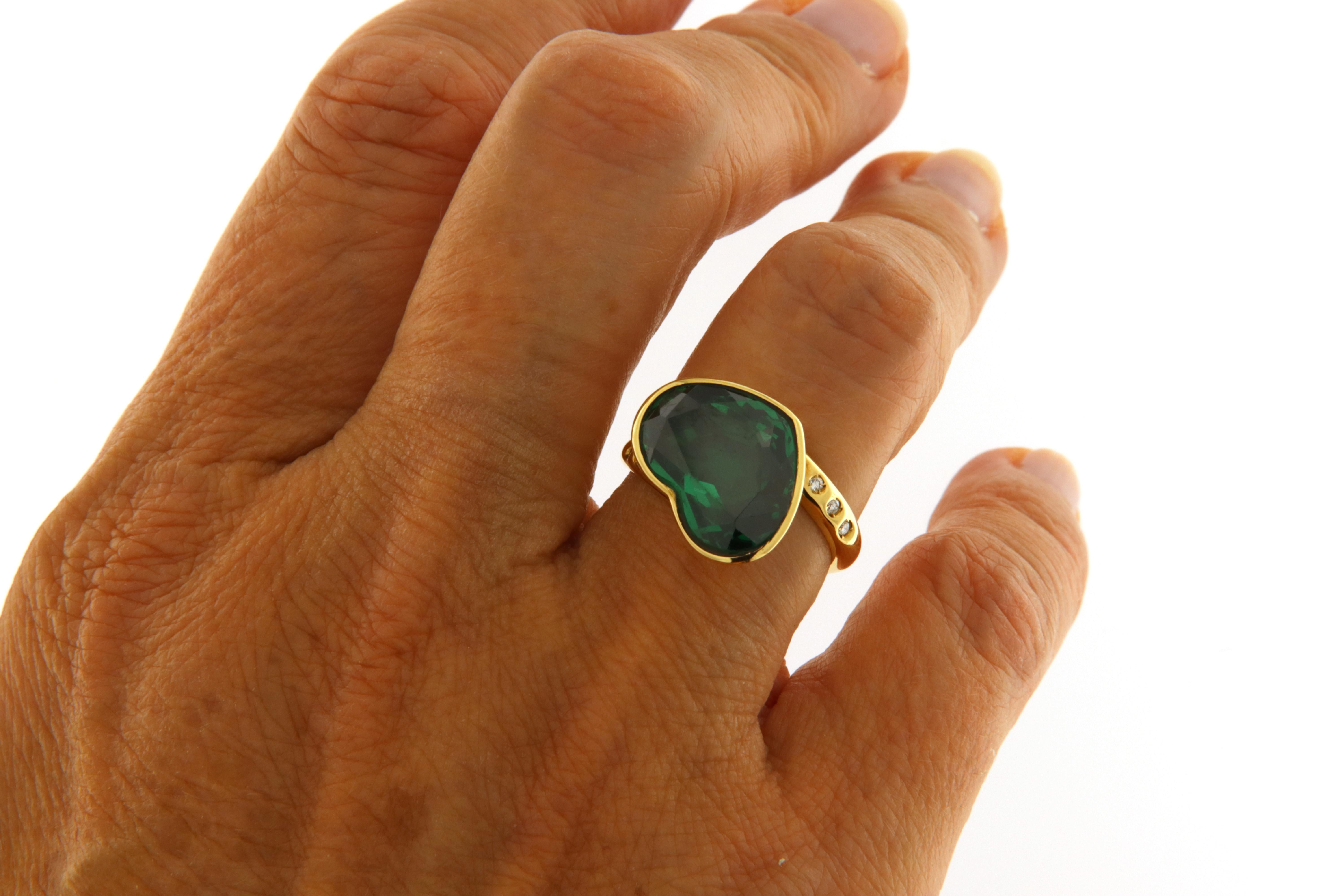 18 Kt Yellow Gold Ring with Diamonds and a Green Tourmaline Heart For Sale 3