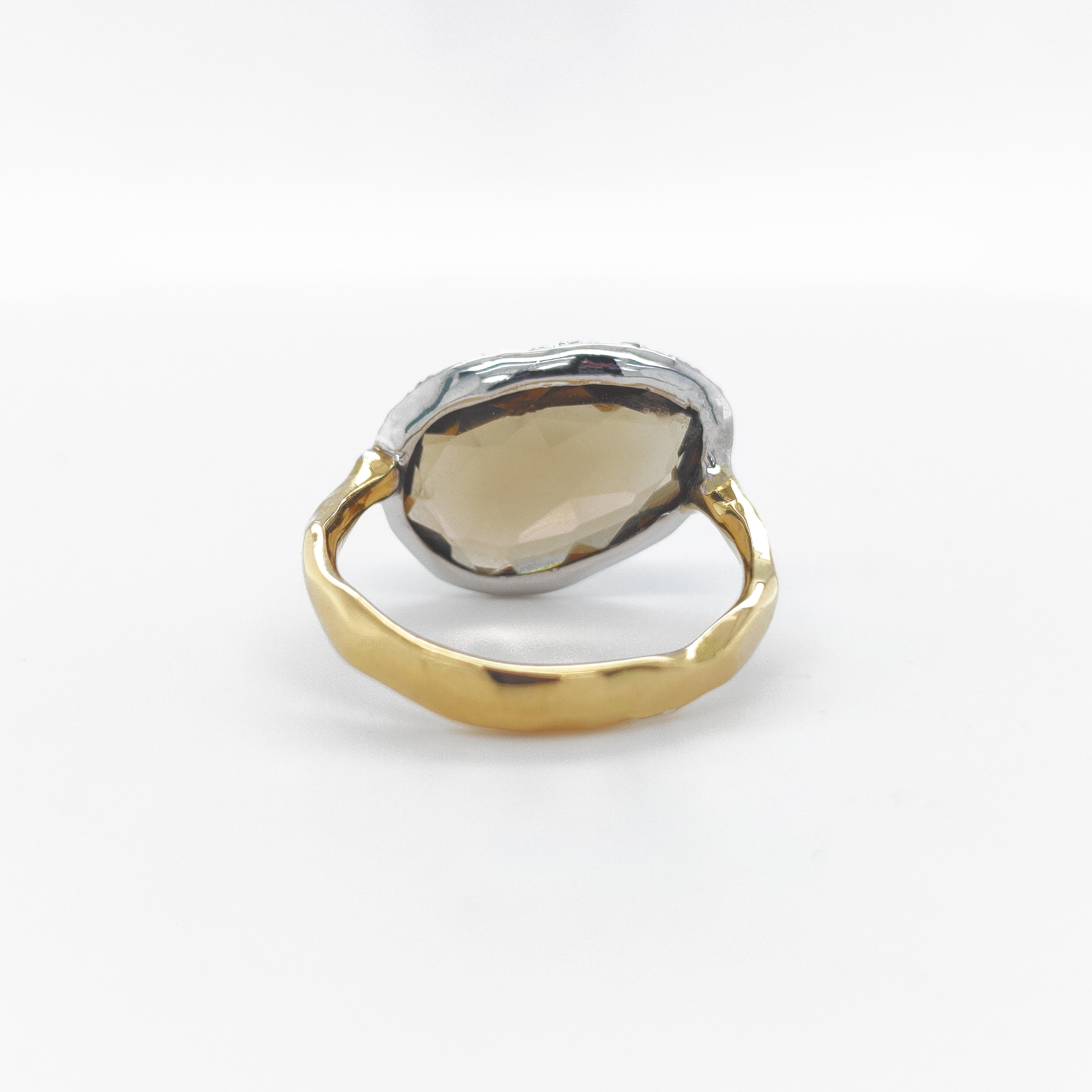 Contemporary 18 kt yellow Gold Ring with Multifaceted Oval Citrine Quartz & Diamonds For Sale