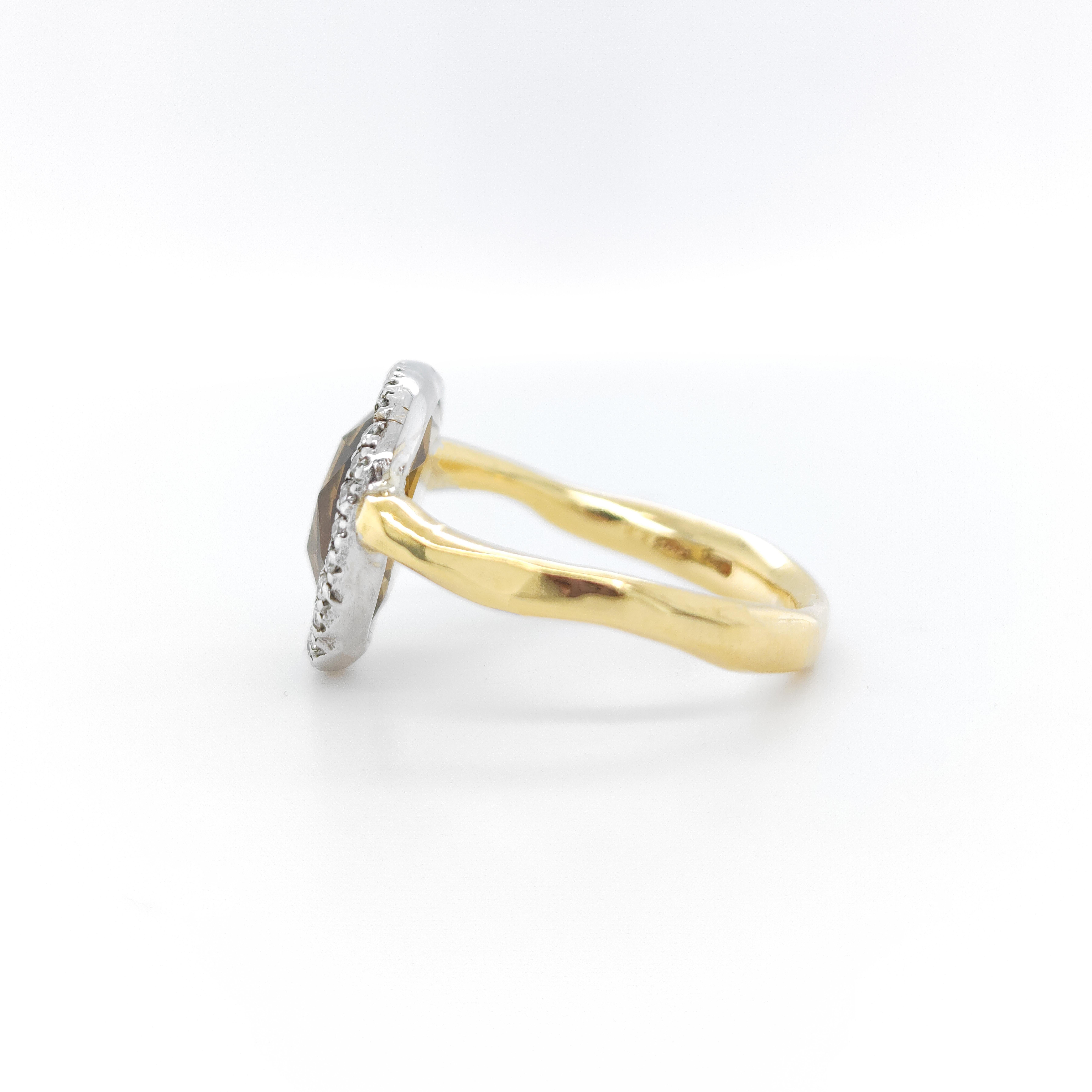 Contemporary 18 kt yellow Gold Ring with Multifaceted Triangular Citrine Quartz & Diamonds For Sale
