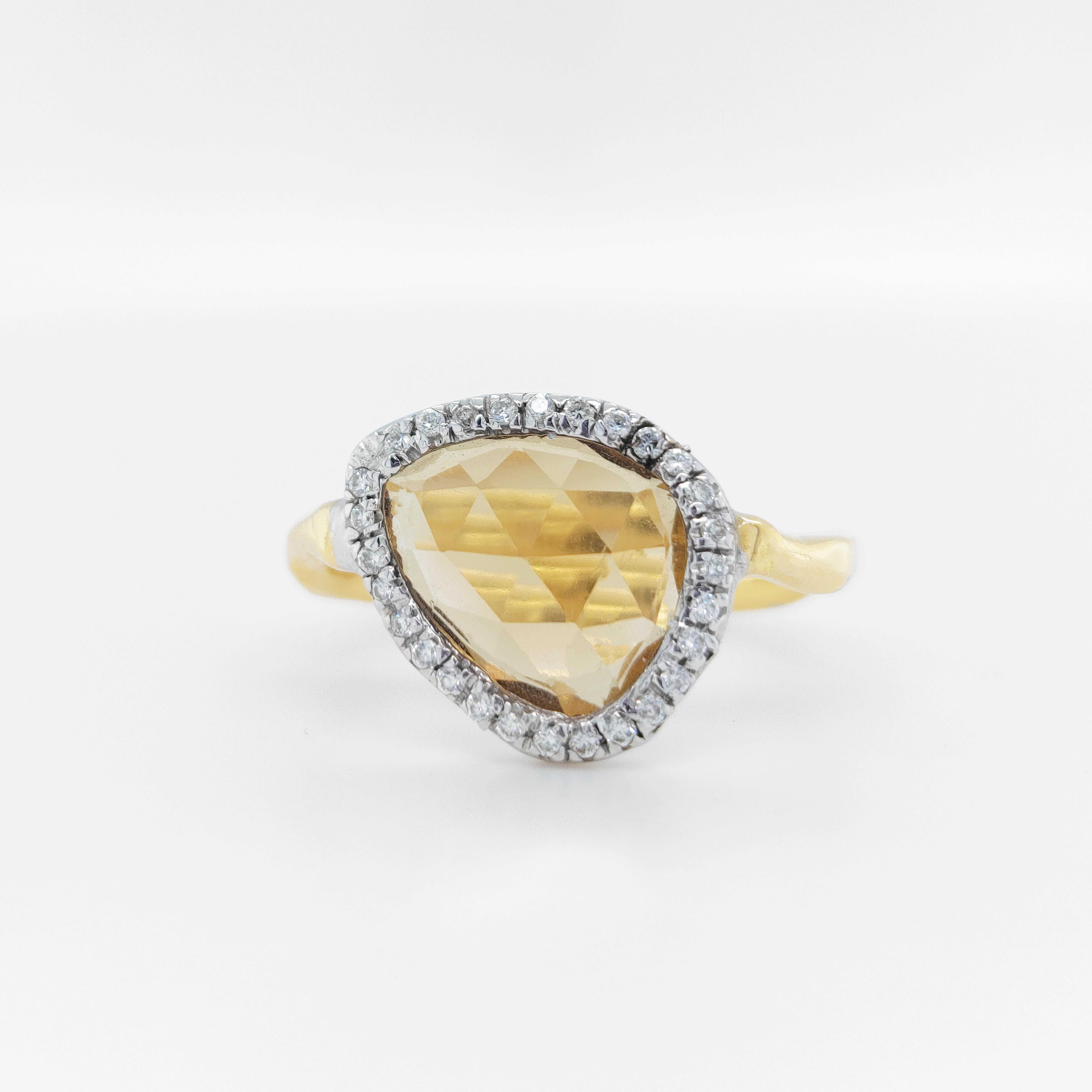 Mixed Cut 18 kt yellow Gold Ring with Multifaceted Triangular Citrine Quartz & Diamonds For Sale