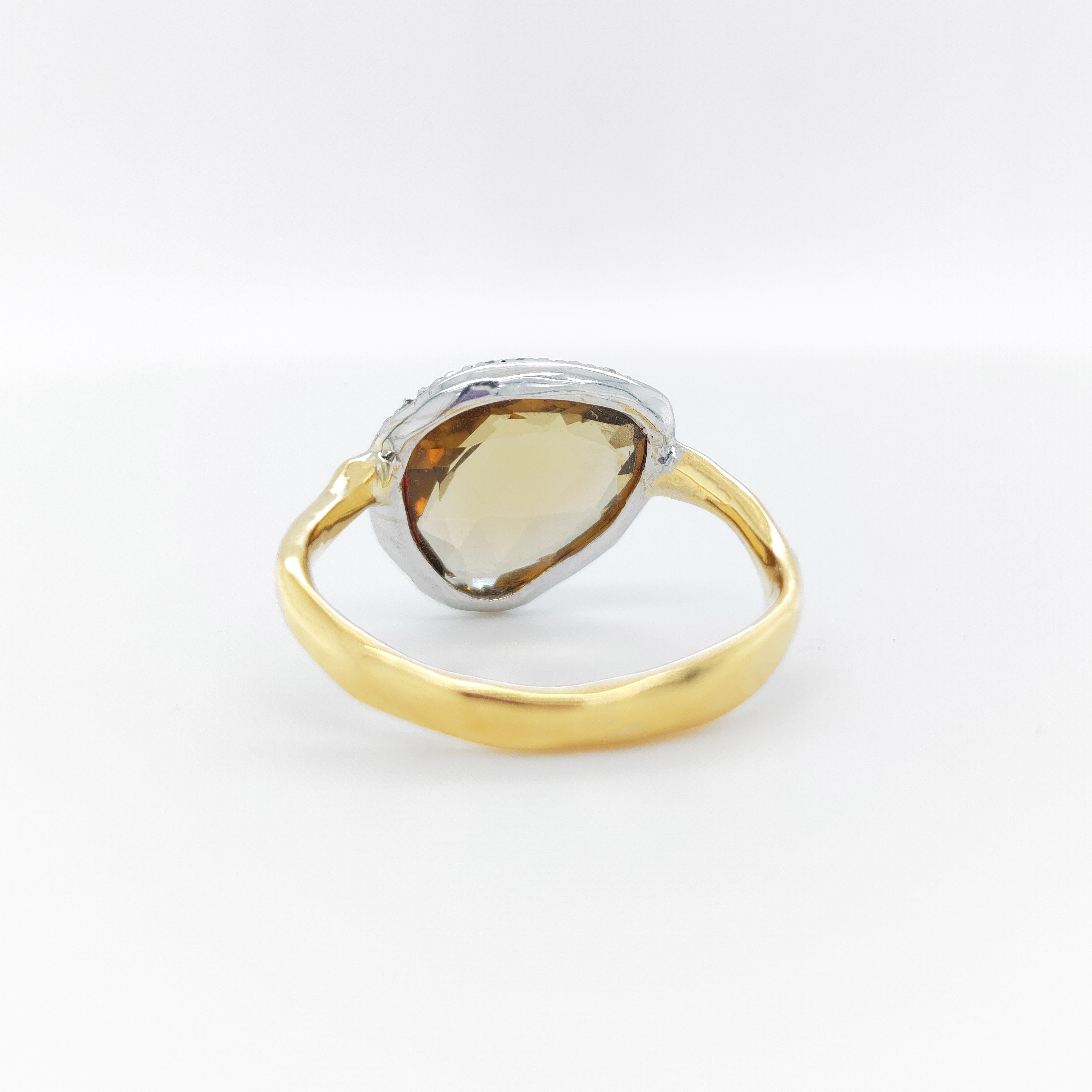 18 kt yellow Gold Ring with Multifaceted Triangular Citrine Quartz & Diamonds In New Condition For Sale In Milano, IT
