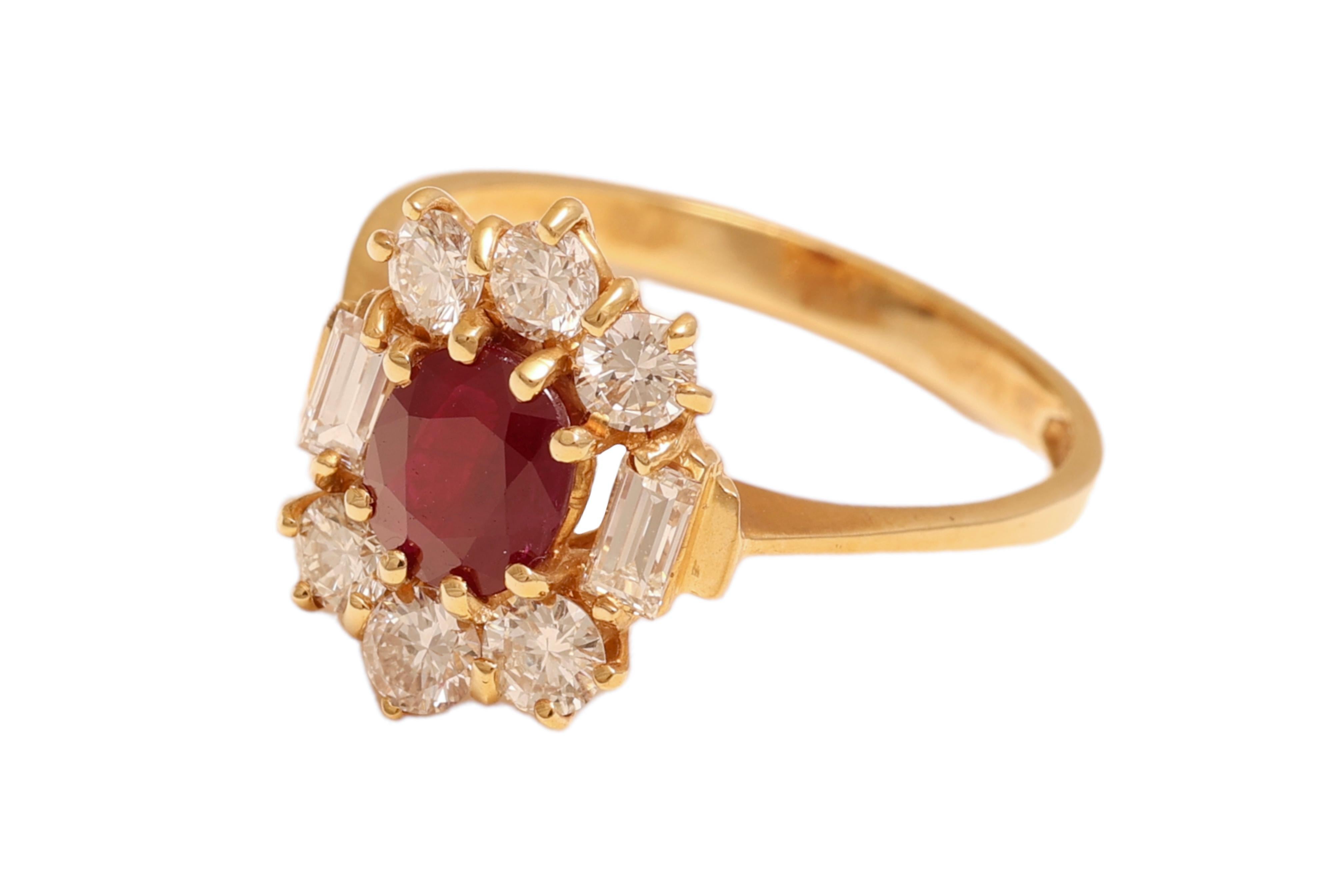 18 kt. Gelbgoldring mit ovalem Rubin 1,4 Karat & 1 Karat. Diamanten im Brillantschliff  (Kunsthandwerker*in) im Angebot