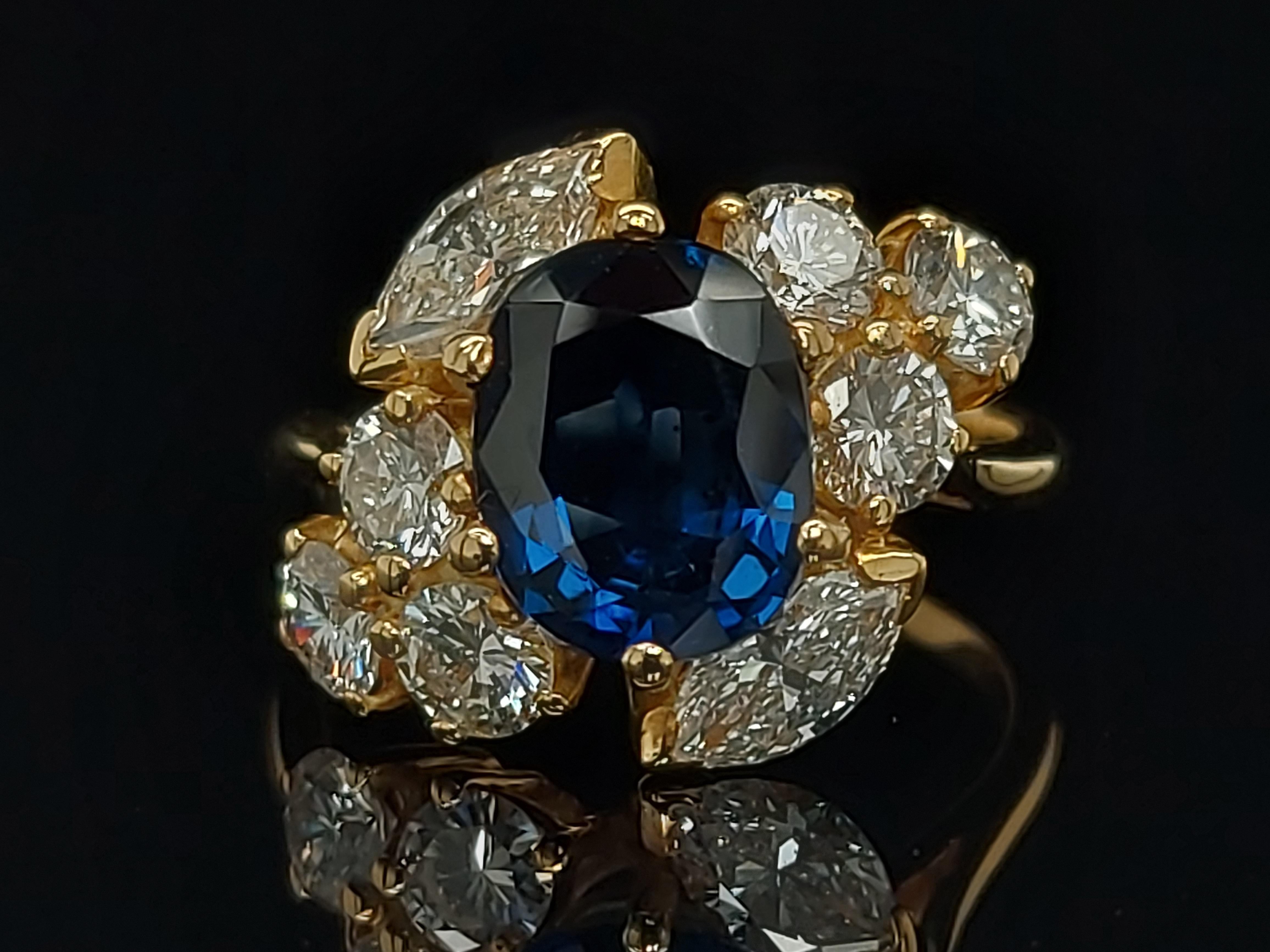 18 Karat Yellow Gold Ring with Oval Sapphire, Marquise and Round Cut Diamonds In Excellent Condition In Antwerp, BE