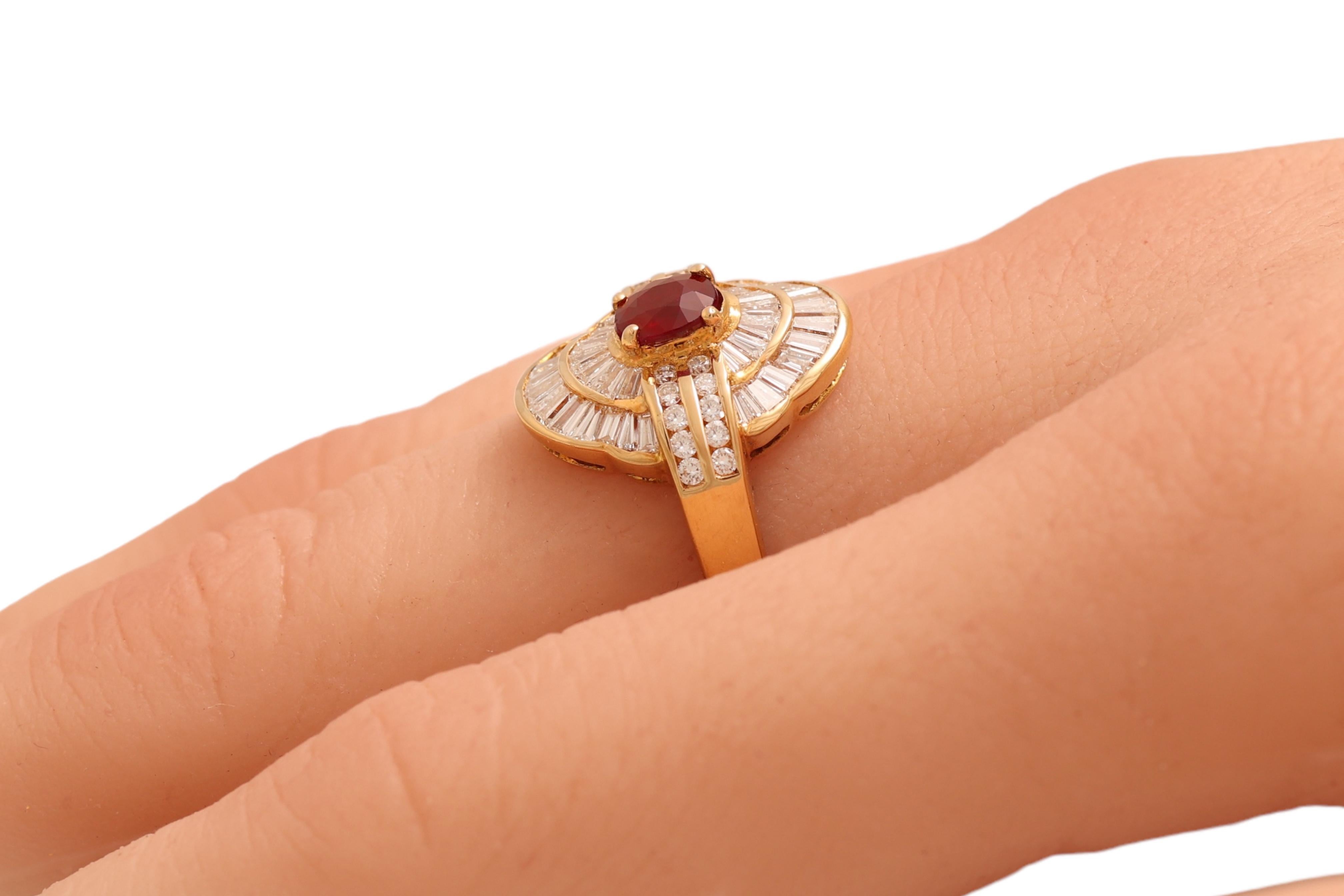 Bague en or jaune 18 carats, rubis et diamants taille baguette effilés en vente 4