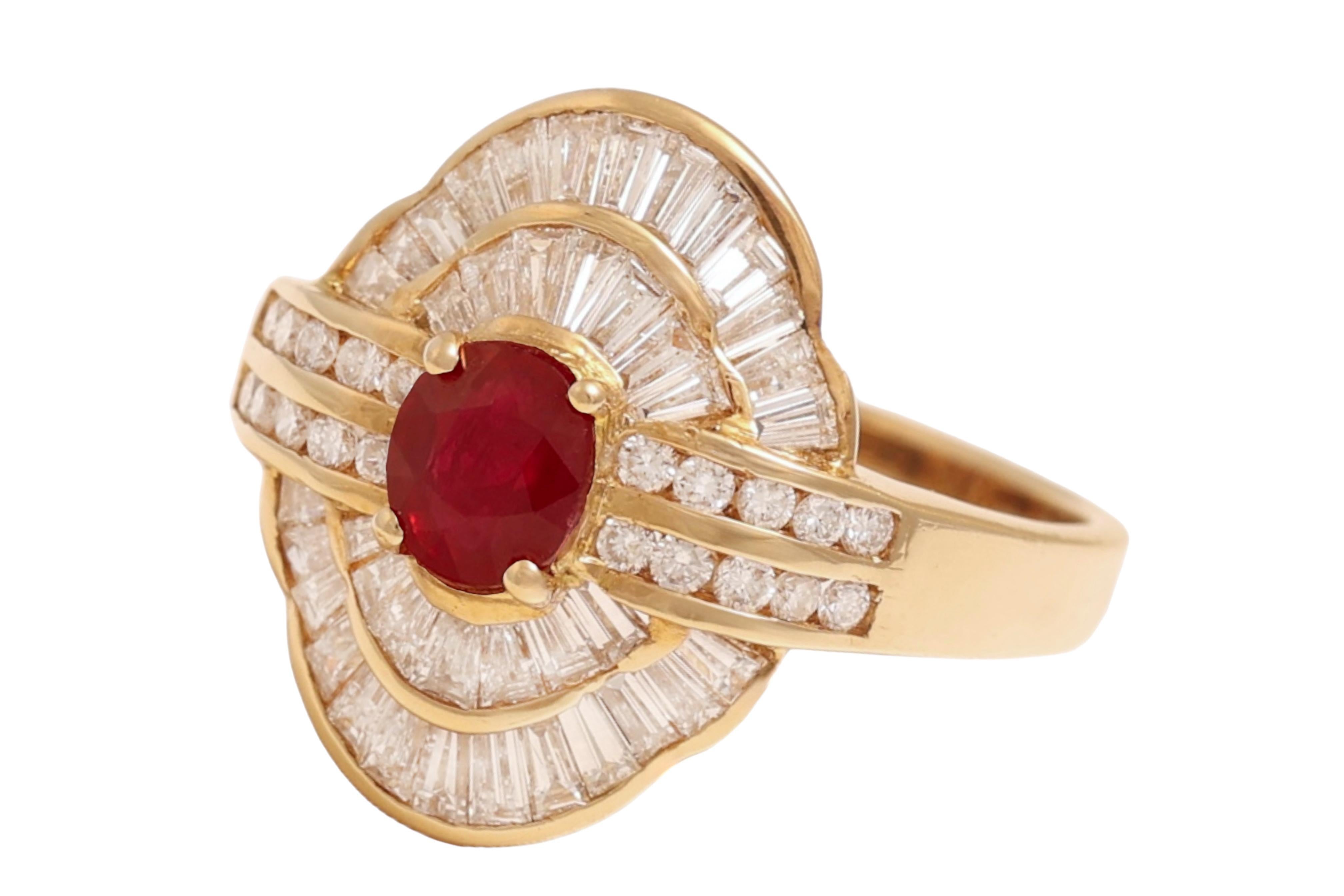 Artisan Bague en or jaune 18 carats, rubis et diamants taille baguette effilés en vente