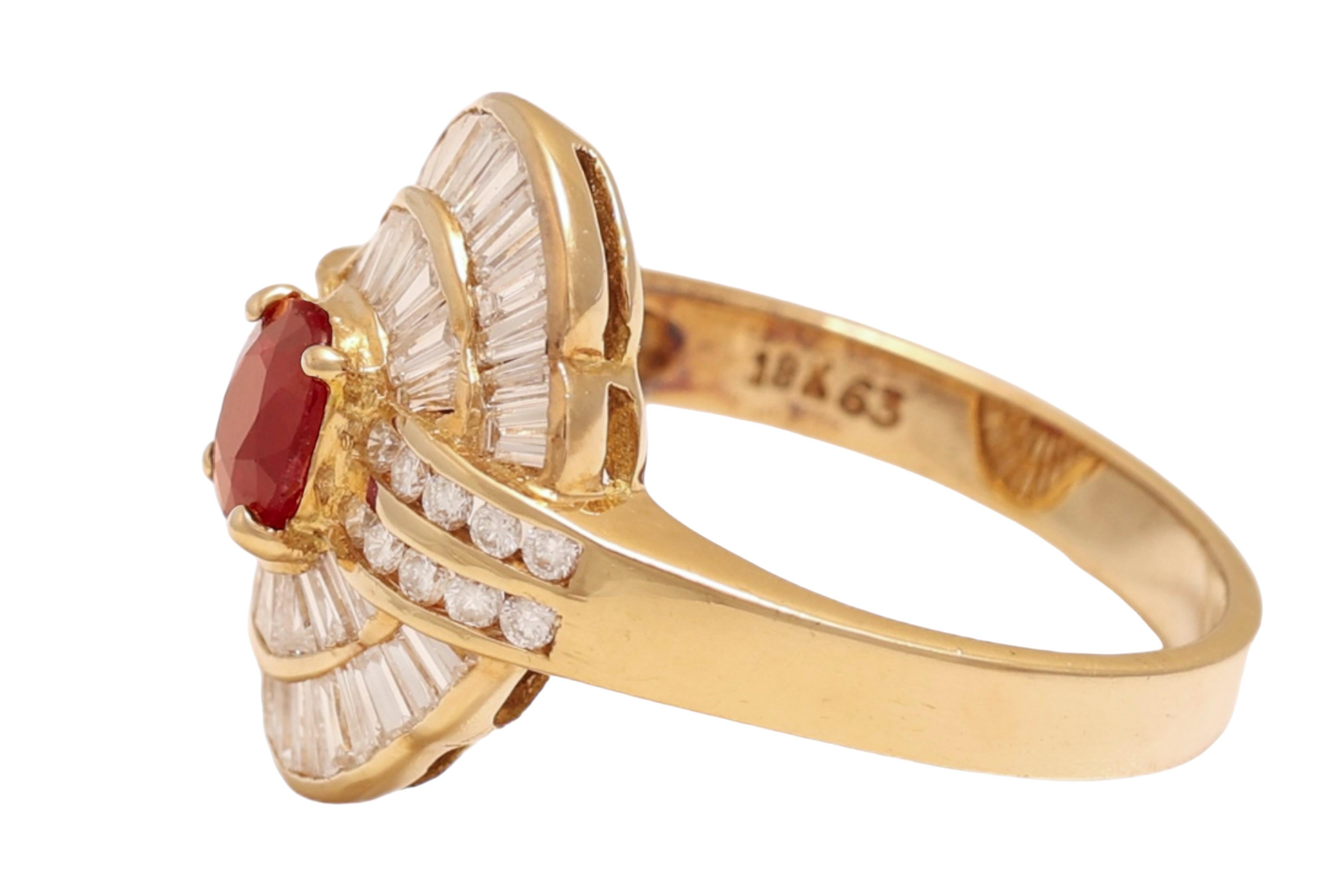 Taille navette Bague en or jaune 18 carats, rubis et diamants taille baguette effilés en vente