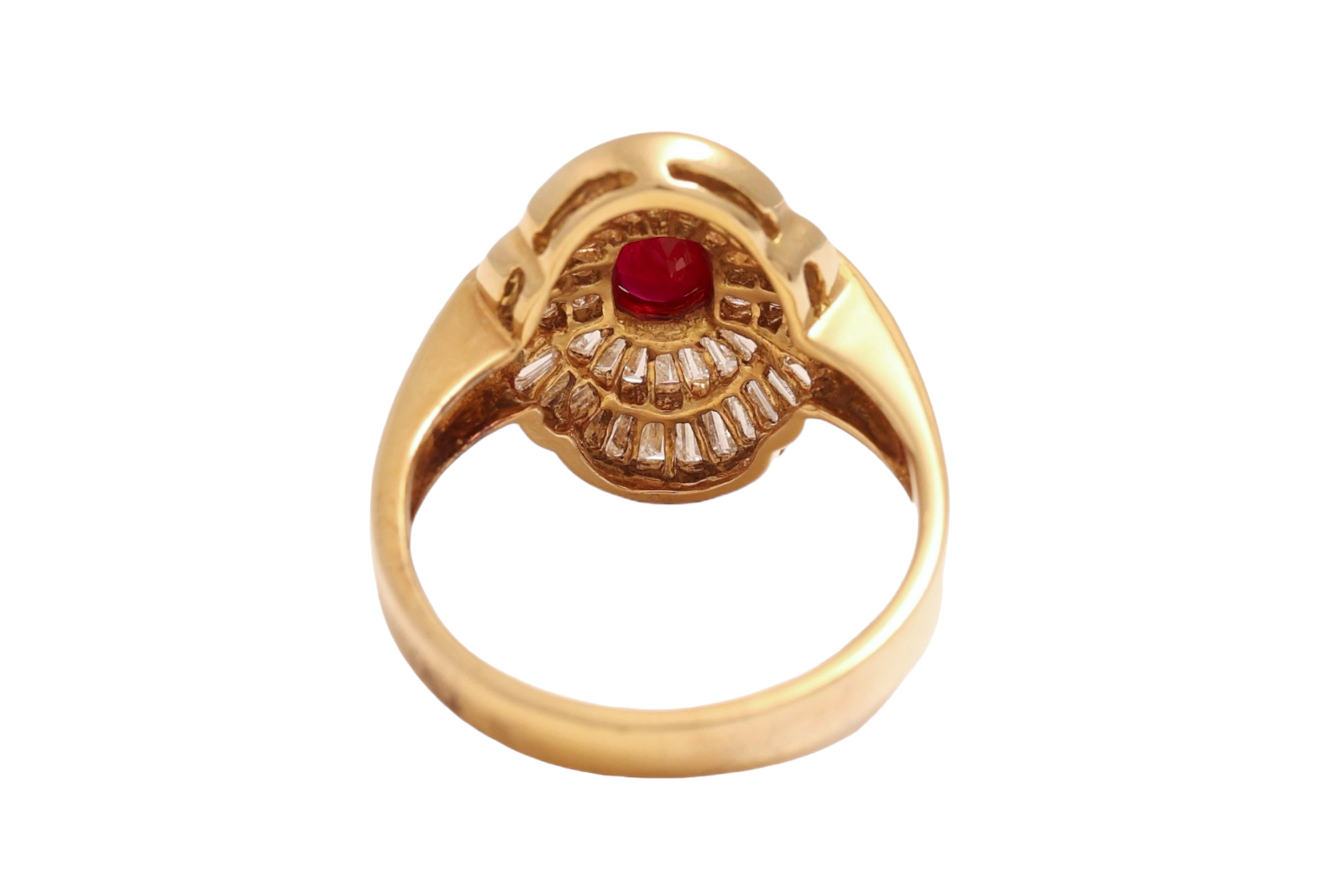 Bague en or jaune 18 carats, rubis et diamants taille baguette effilés en vente 1