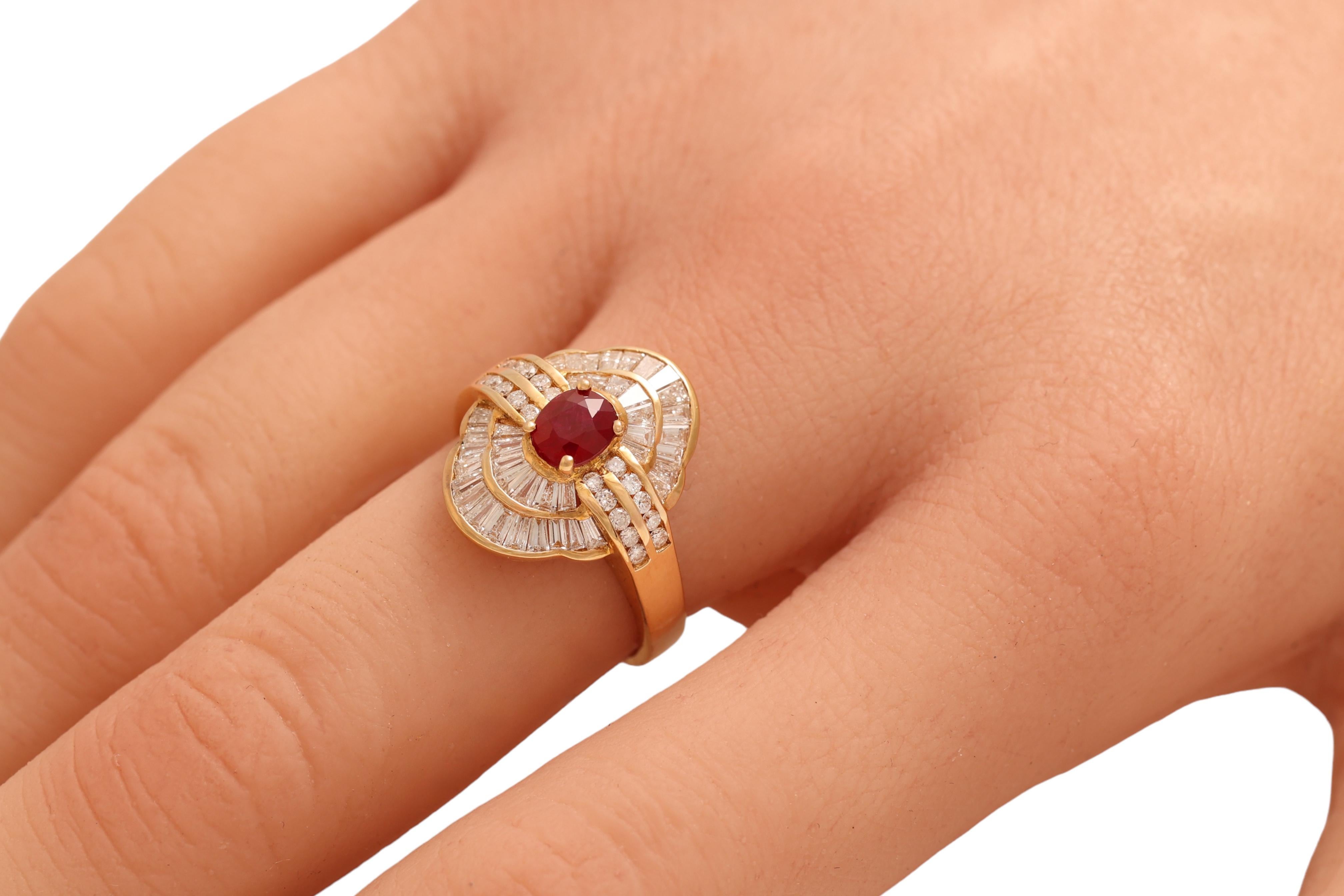 Bague en or jaune 18 carats, rubis et diamants taille baguette effilés en vente 2