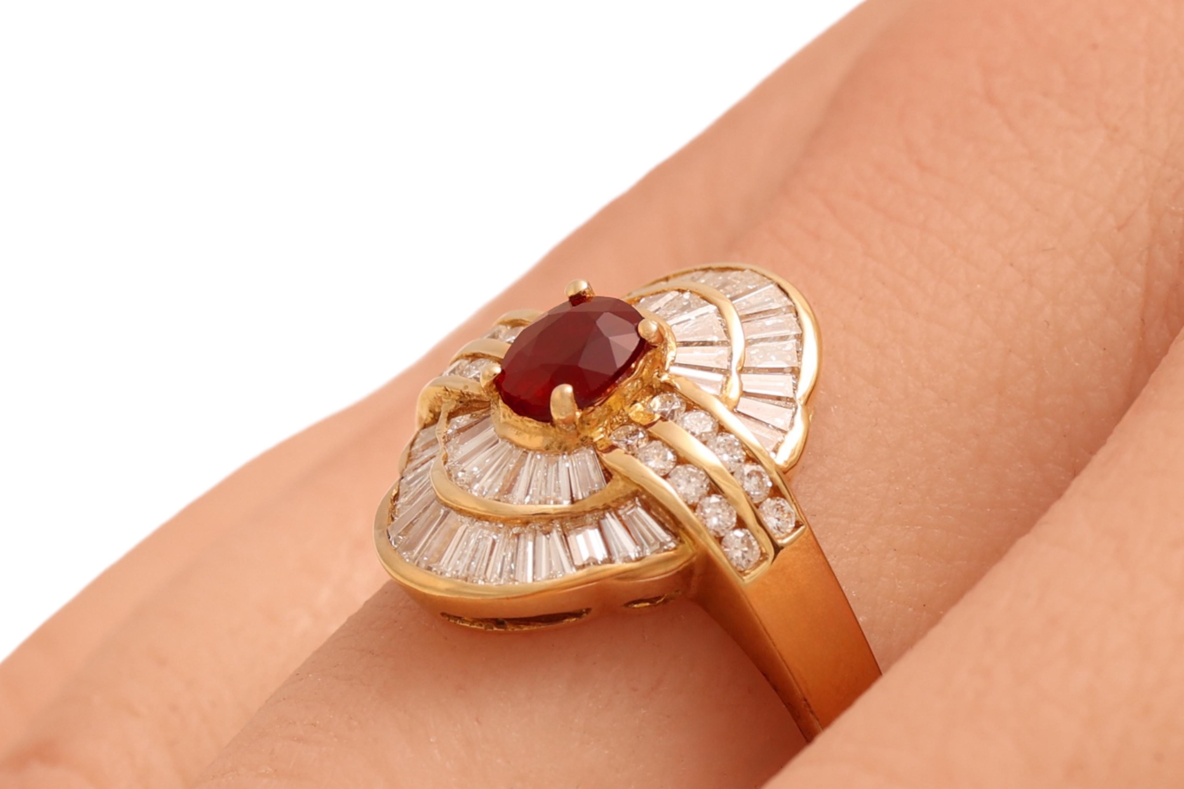 Bague en or jaune 18 carats, rubis et diamants taille baguette effilés en vente 3