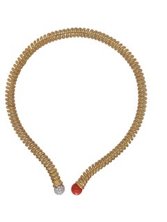 Ensemble de colliers, bracelets, boucles d'oreilles et bagues en or 18 carats avec corail et diamants