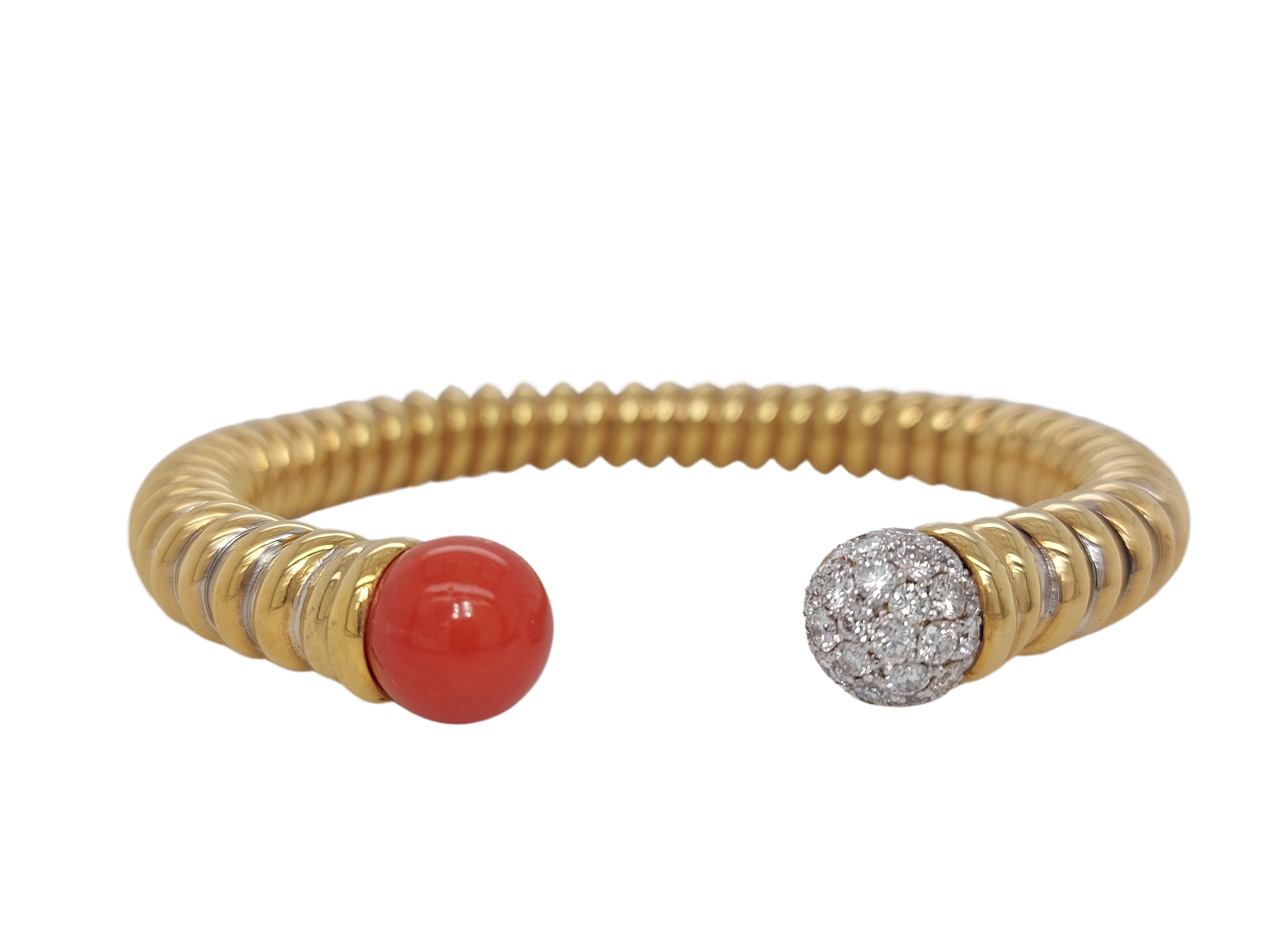 18 Karat Gold Set of Necklace, Bracelet, Earrings & Rings with Coral & Diamonds In New Condition For Sale In Antwerp, BE