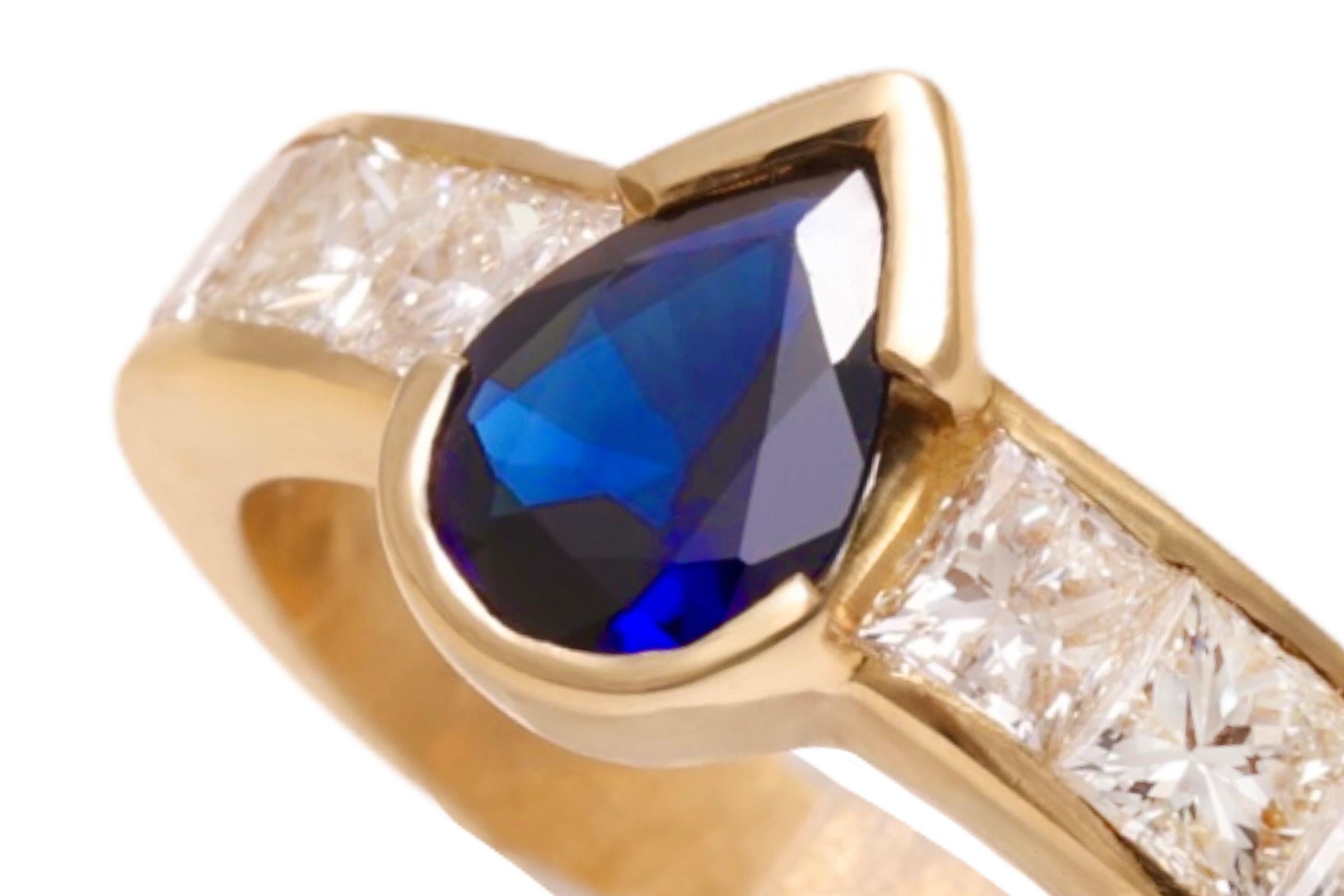 18 Karat Gelbgold Solitär Saphir & Diamanten im Prinzessinnenschliff Ring

MATERIAL: 18 kt. Gelbgold

Größe: 52 1/2 EU (kann kostenlos in der Größe geändert werden)

Gewicht: 5.4 Gramm

Saphir birnenförmig Abmessungen: 7,8 mm x 5,3 mm, 1,05