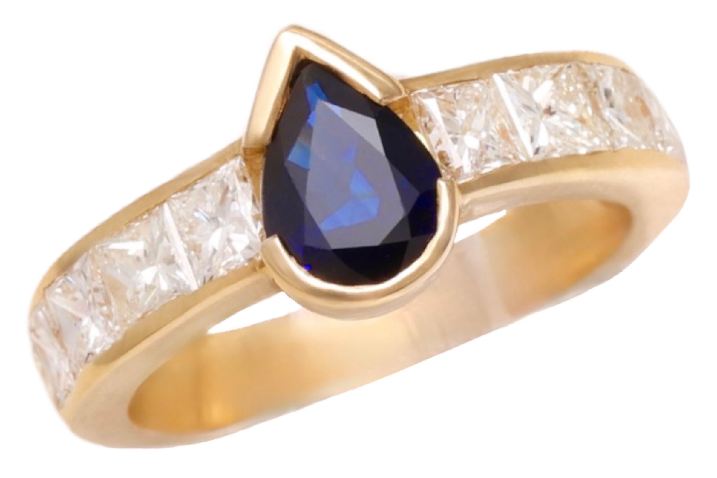 18 Karat Gelbgold Solitär Saphir & Diamanten im Prinzessinnenschliff Ring (Carréschliff) im Angebot