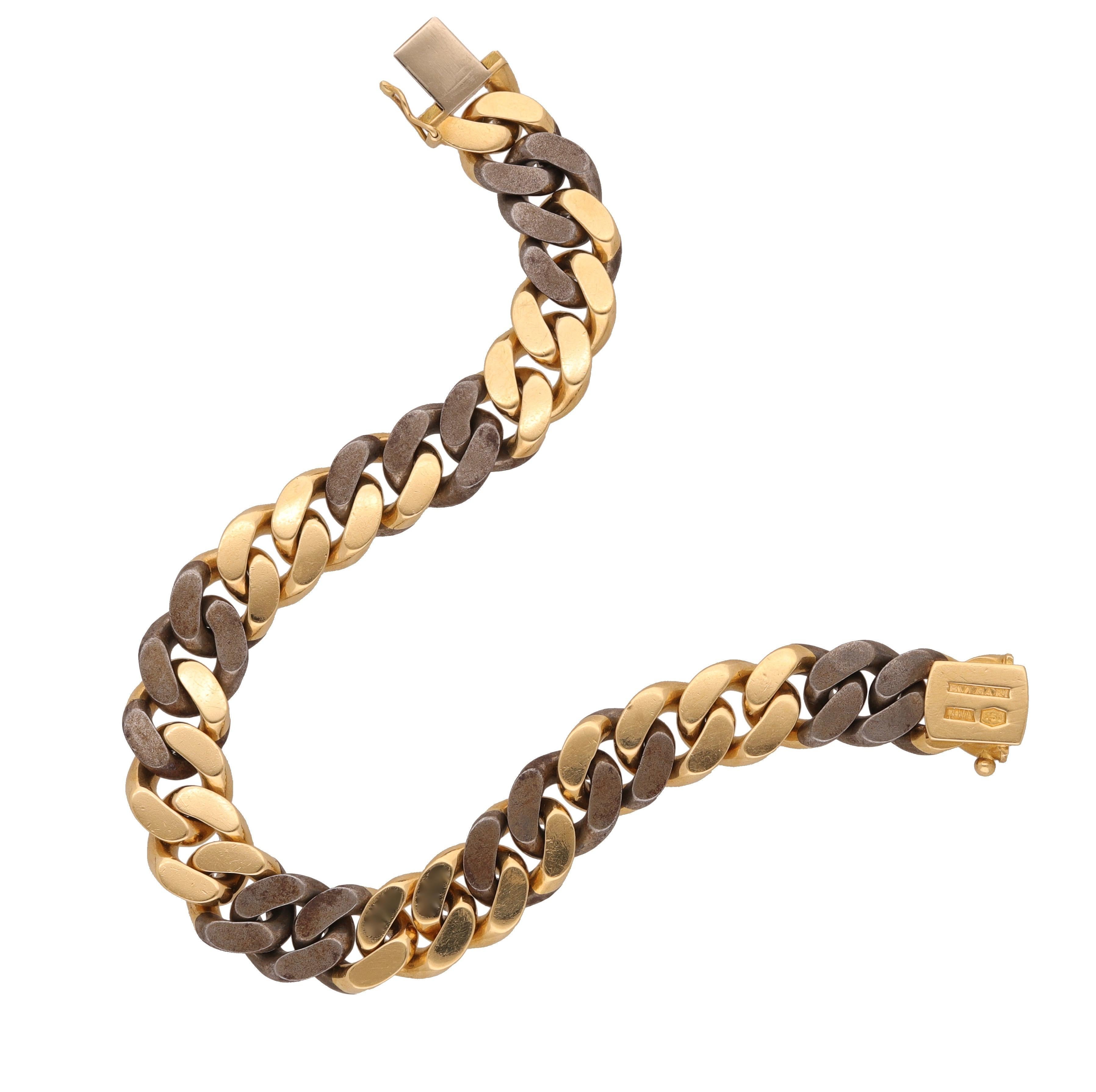 18 kt. yellow gold and steel groumette bracelet signed by Bulgari.
This bracelet is sporty and classic, perfect for any style.
Comes in the original box.