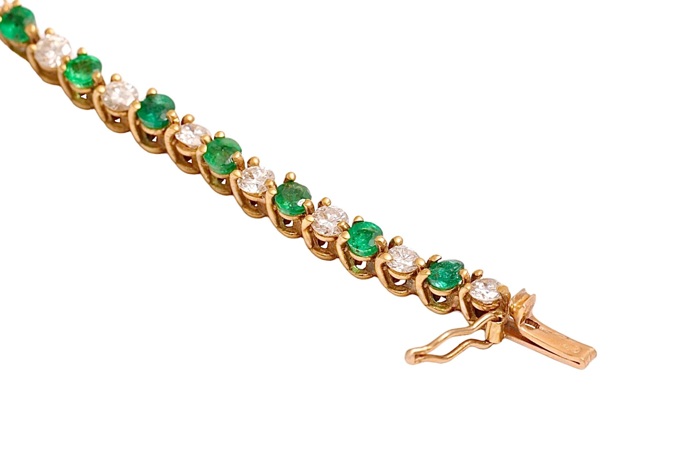 18 kt. Yellow Gold Tennis Bracelet with 1.68 Diamonds and 1.96 ct. Emeralds For Sale 5